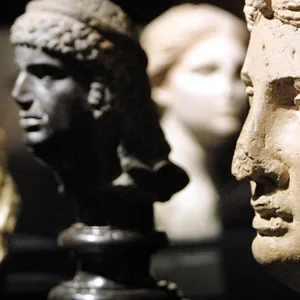 Kleopatra-Büsten in einer Ausstellung: In Hamburg startet ein Prozess um mutmaßliche Raubgrabungen in Ägypten. (Archivbild)