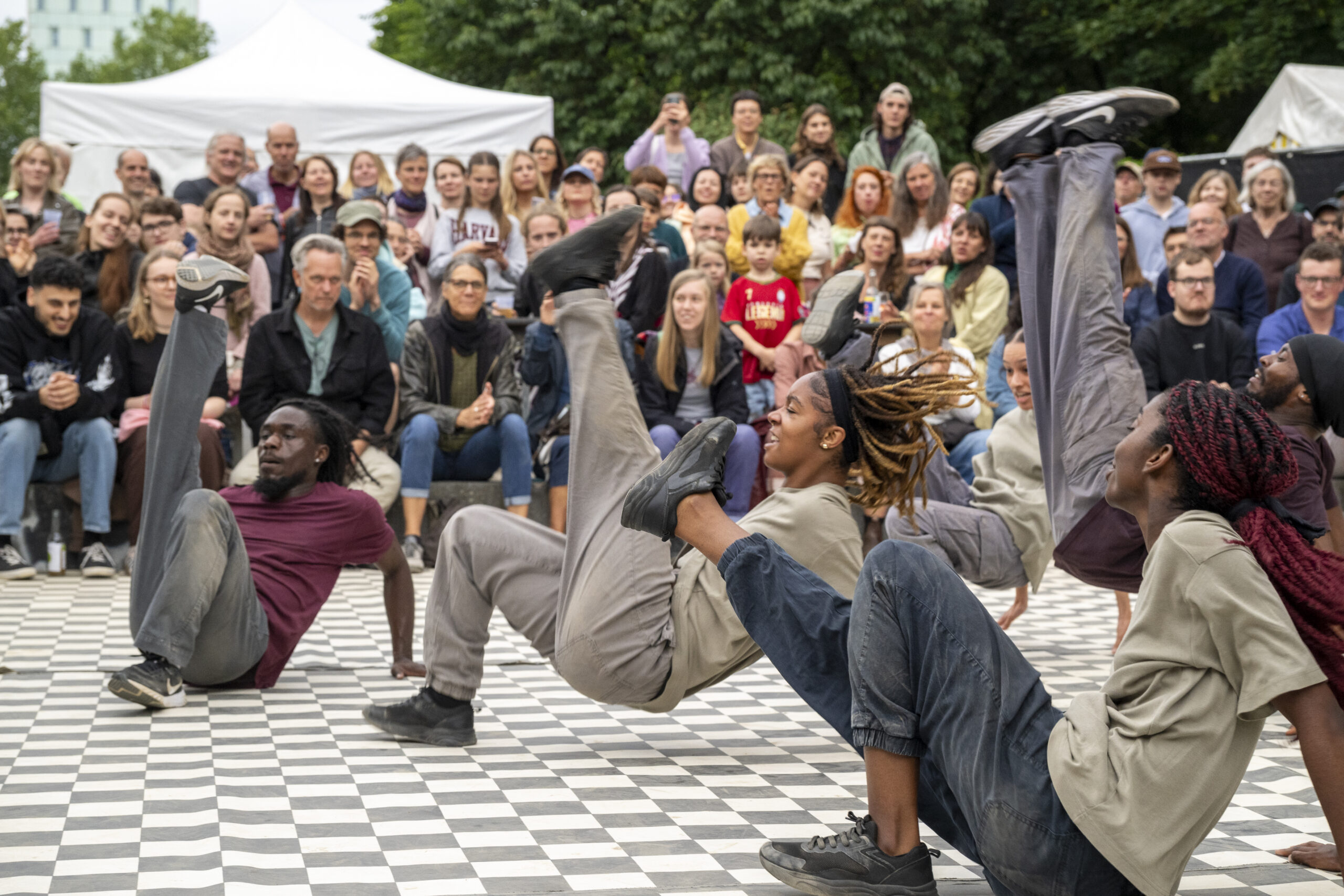 Tänzer bei der Altonale 2025. Das Kulturfestival kämpft nun ums Überleben.