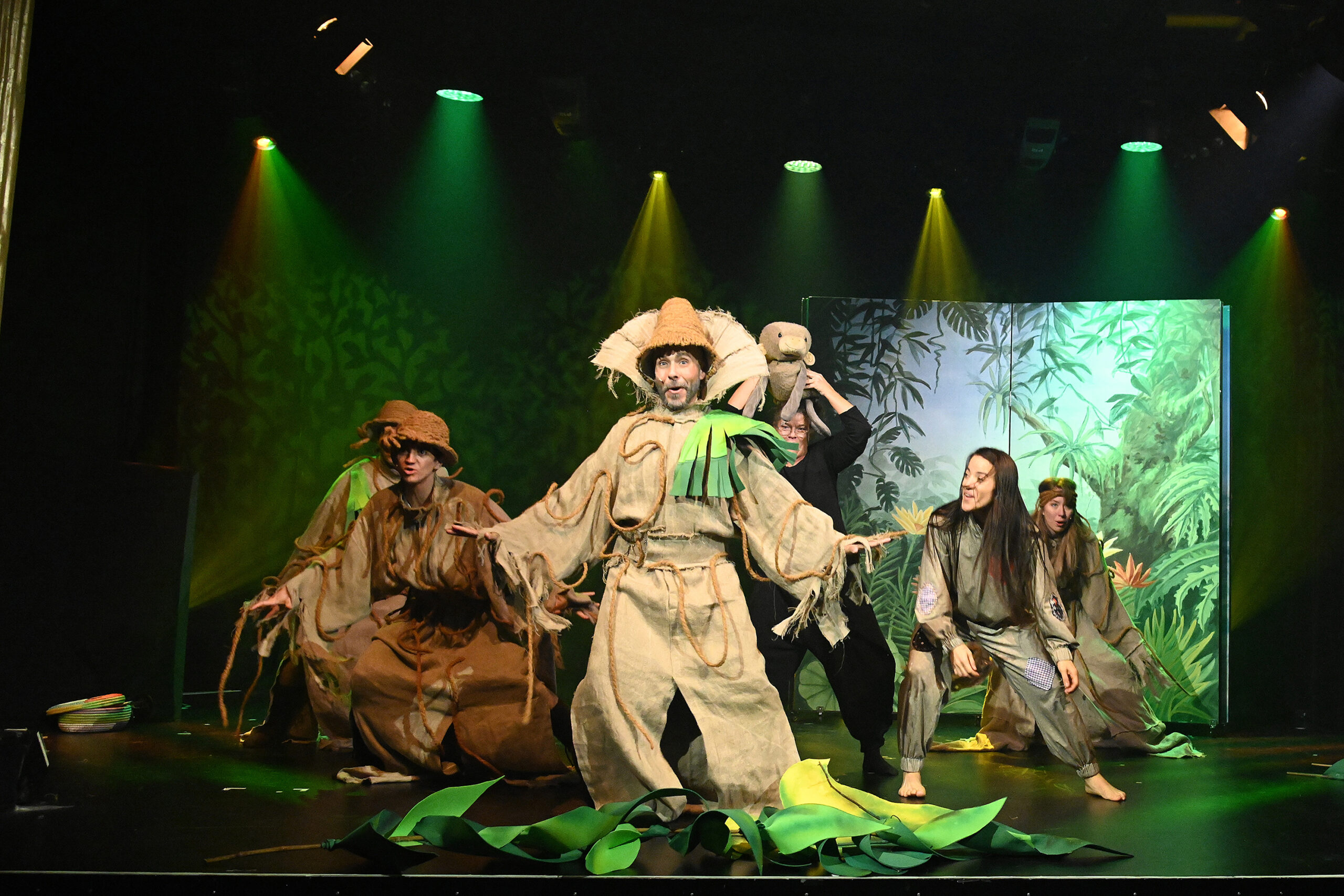 Schauspieler vor einer Dschungel-Bühnenkulisse