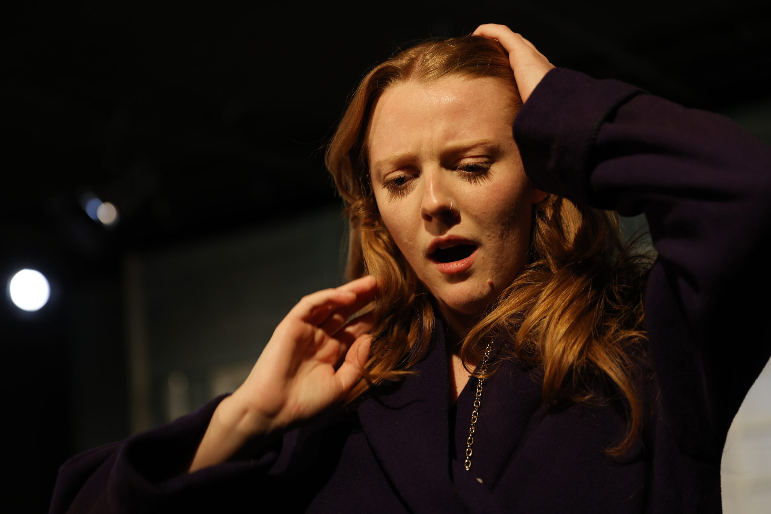 Eine Frau rauft sich die Haare.