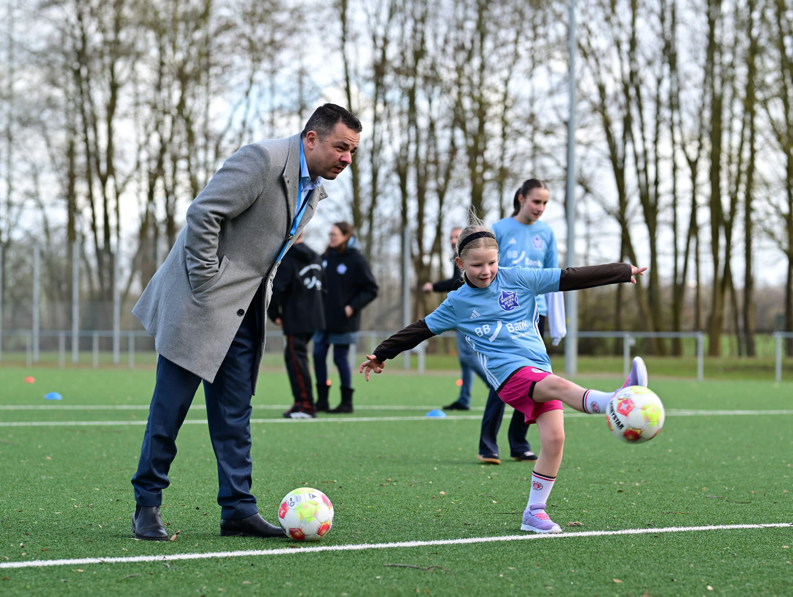 Ralf Neubauer und eines der Fußballmädchen