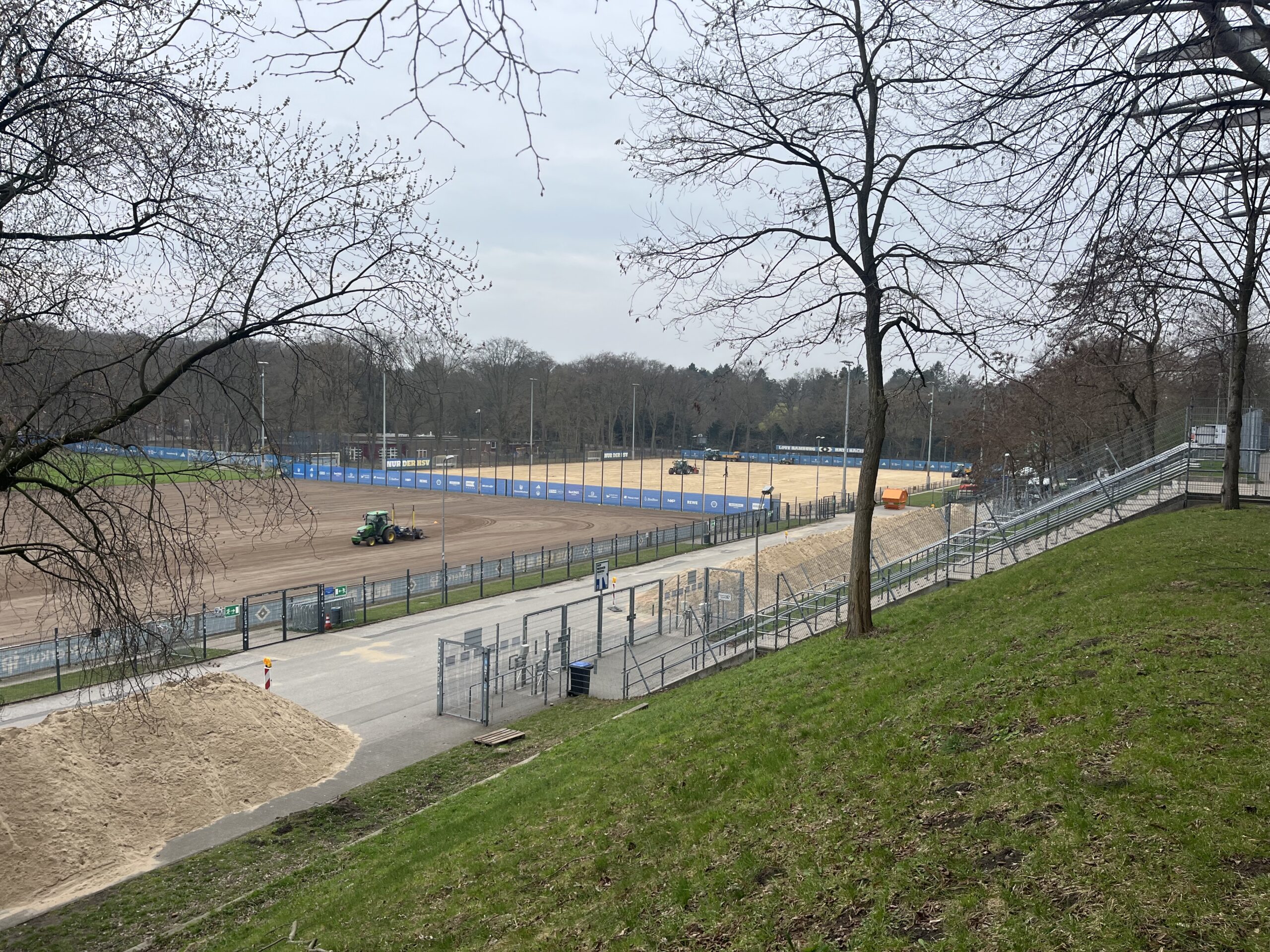Baustelle auf den Trainingsplätzen neben dem Volksparkstadion