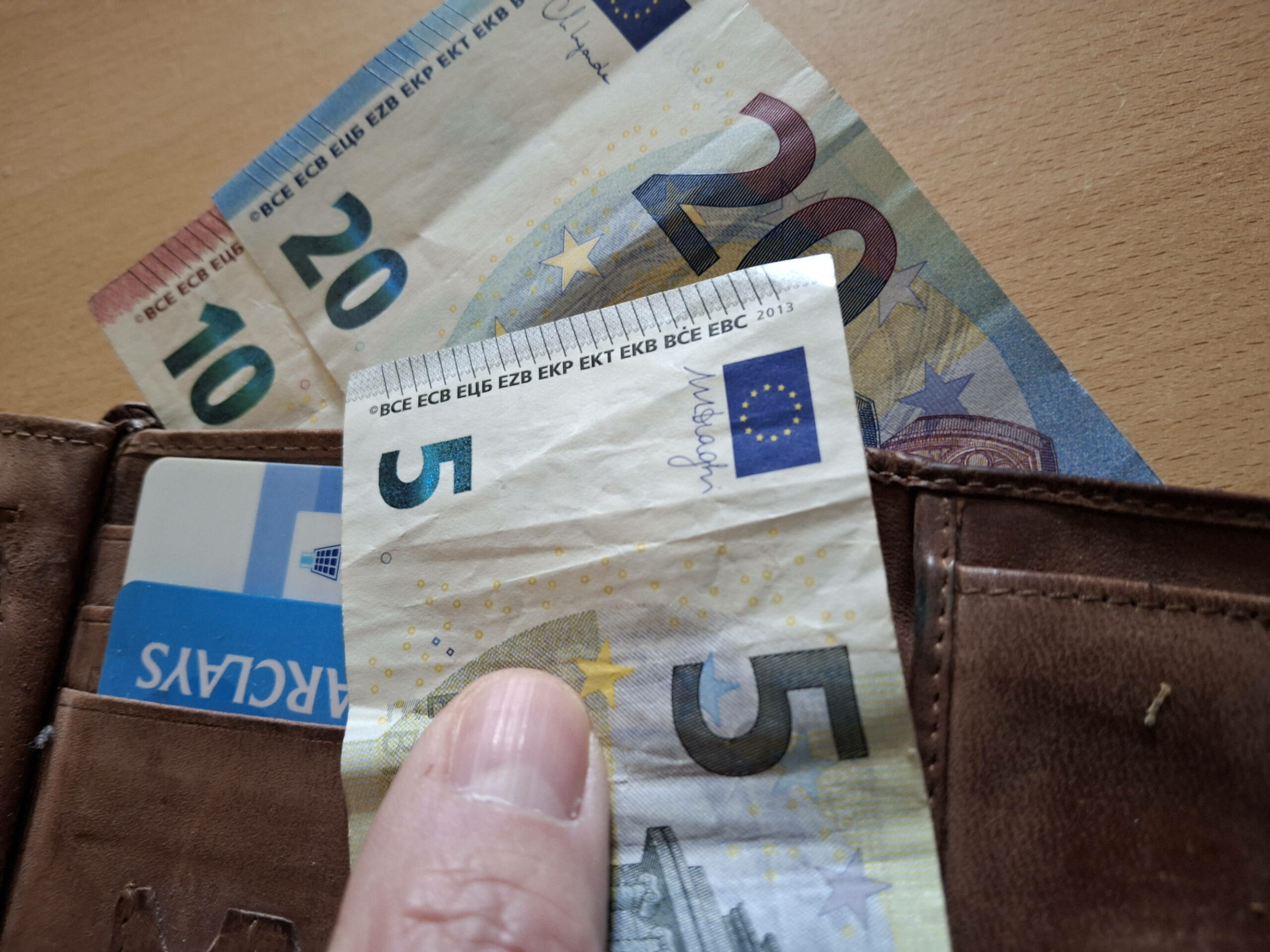 Geldscheine und eine Geldbörse als Symbolfoto für Betrug bei der Altersvorsorge