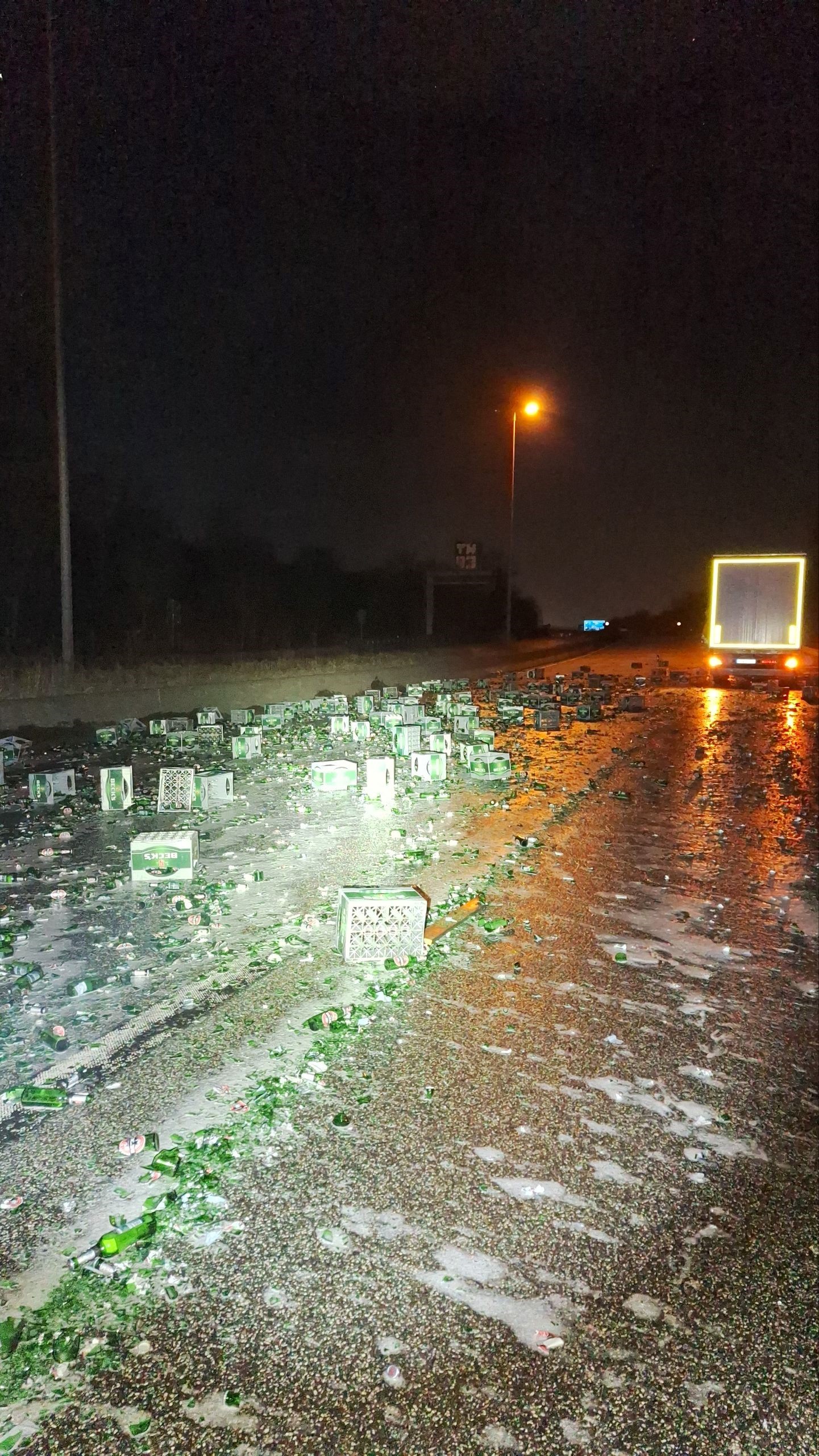 100 Kisten mit Bierflaschen sind in der Nacht zu Mittwoch auf der A281 gelandet.