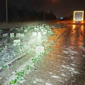 100 Kisten mit Bierflaschen sind in der Nacht zu Mittwoch auf der A281 gelandet.