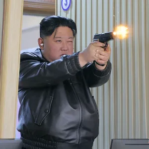 Kim testet Waffen in Munitionsfabrik