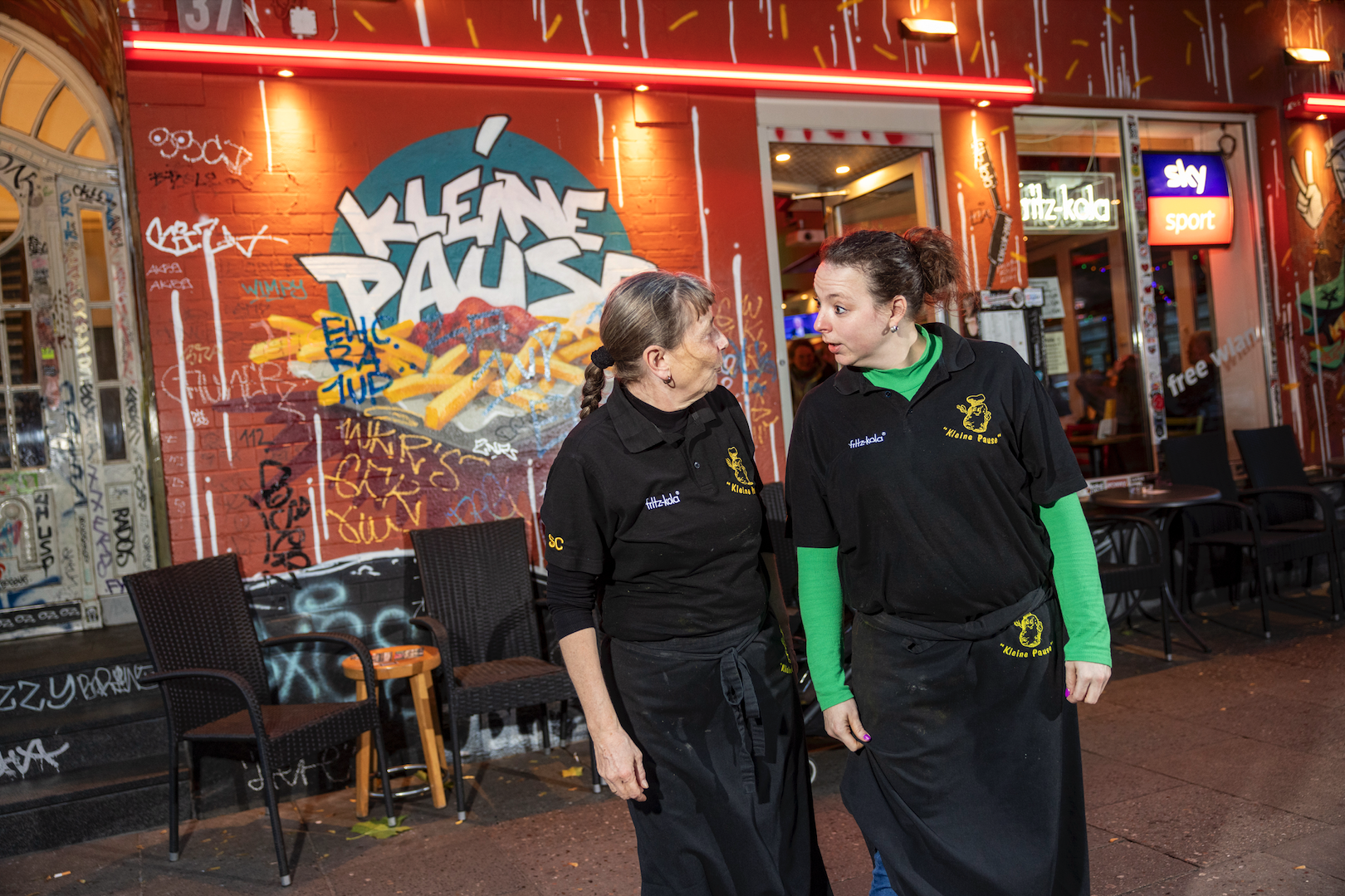 Sabine (l.)und Katrin Clorius (r.) vor der „Kleinen Pause“ auf St. Pauli (Archivbild).