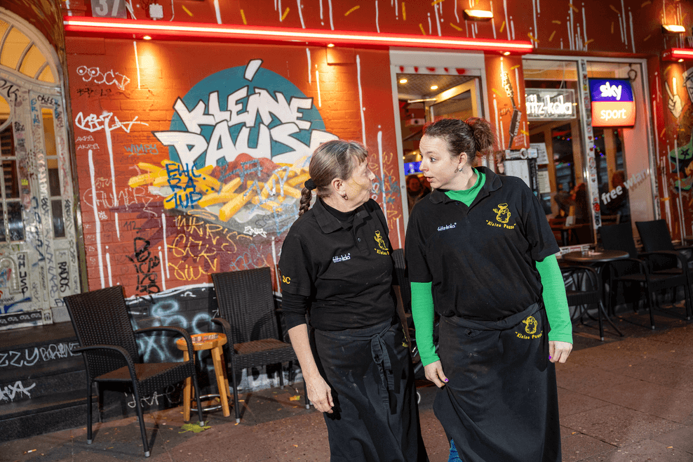 Sabine (l.)und Katrin Clorius (r.) vor der „Kleinen Pause“ auf St. Pauli (Archivbild).