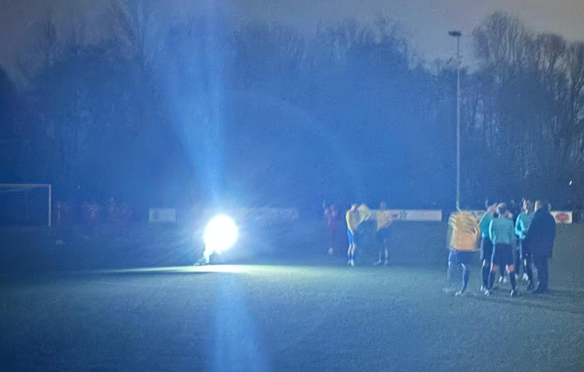 Kameramann sorgt für das einzige Licht beim Pokal-Spiel zwischen Billstedt und Victoria
