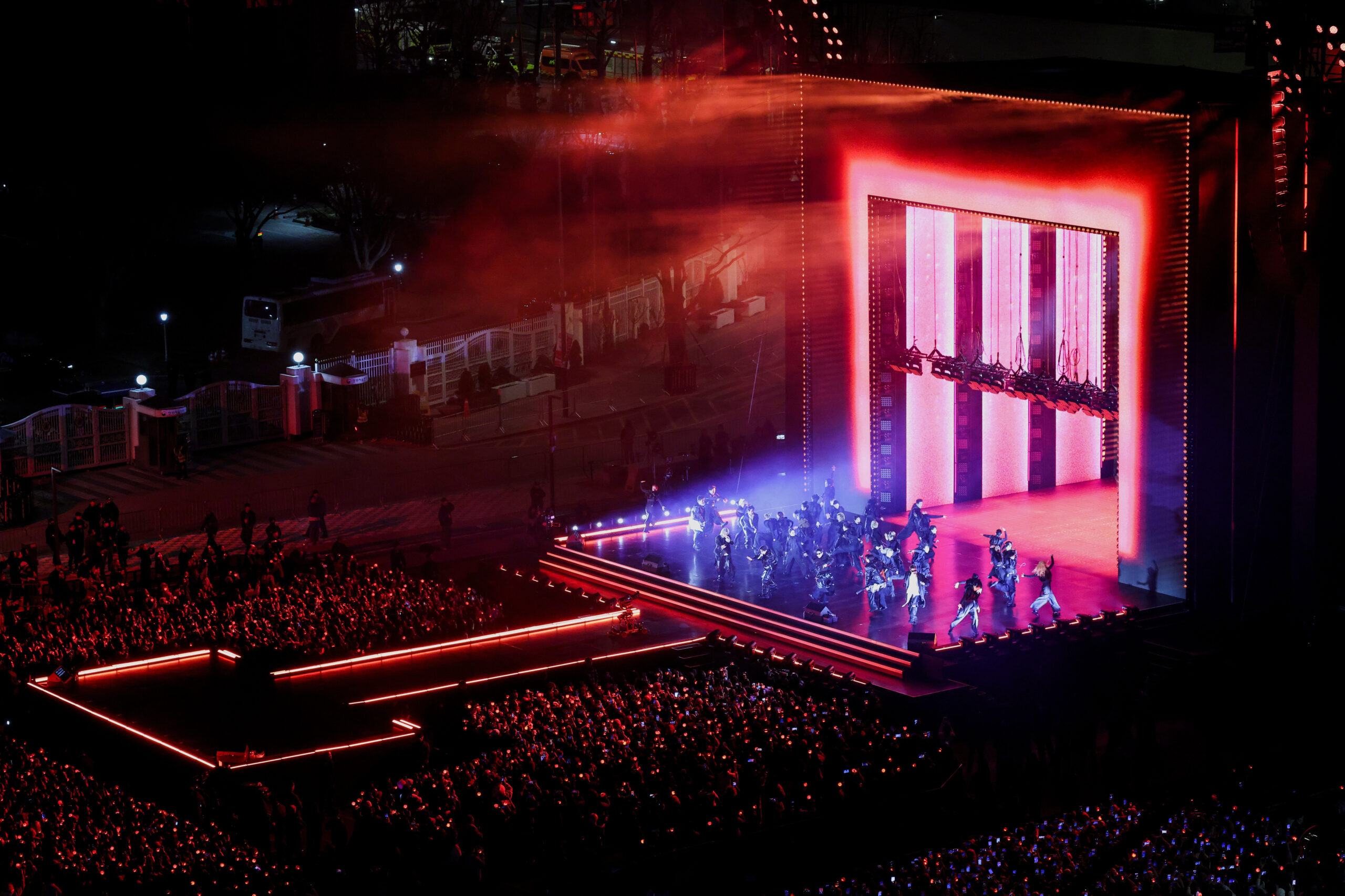 Die Gruppe BTS tritt während des Konzerts „BTS The Comeback Live Arirang“ im Zentrum von Seoul auf.