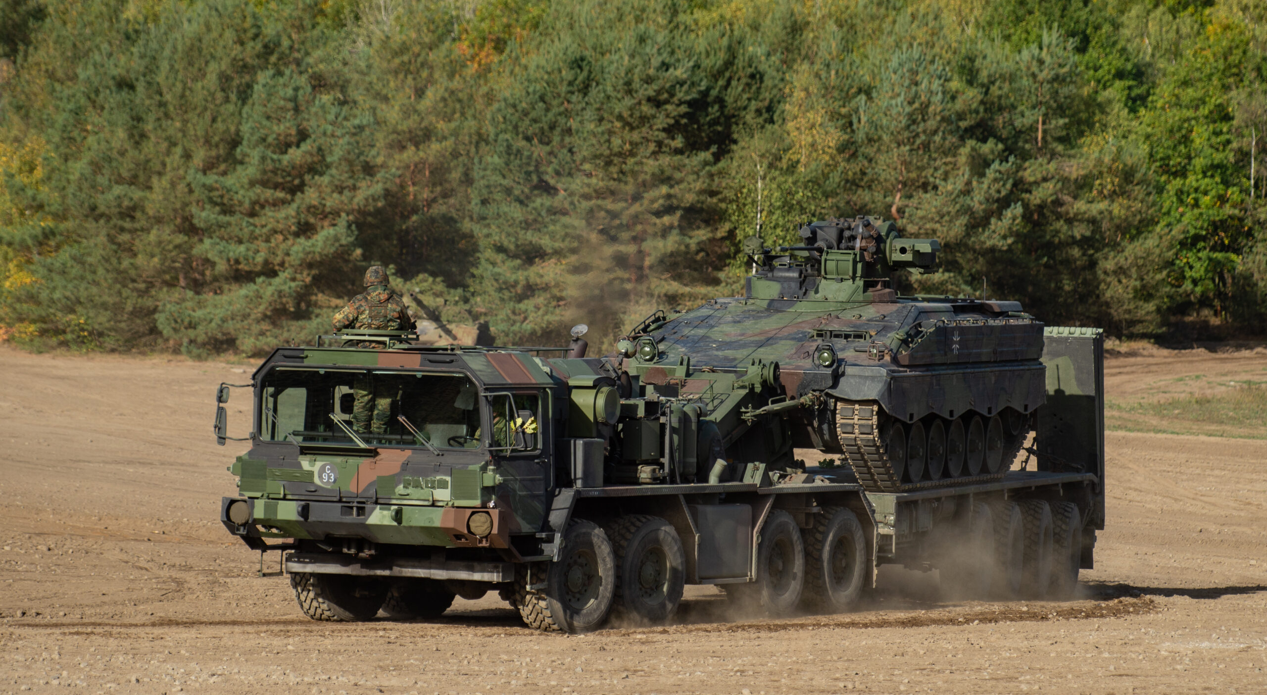 Ein Schwerlasttransporter der Bundeswehr vom Typ "Elefant" ist abgebrannt. (Symbolbild)