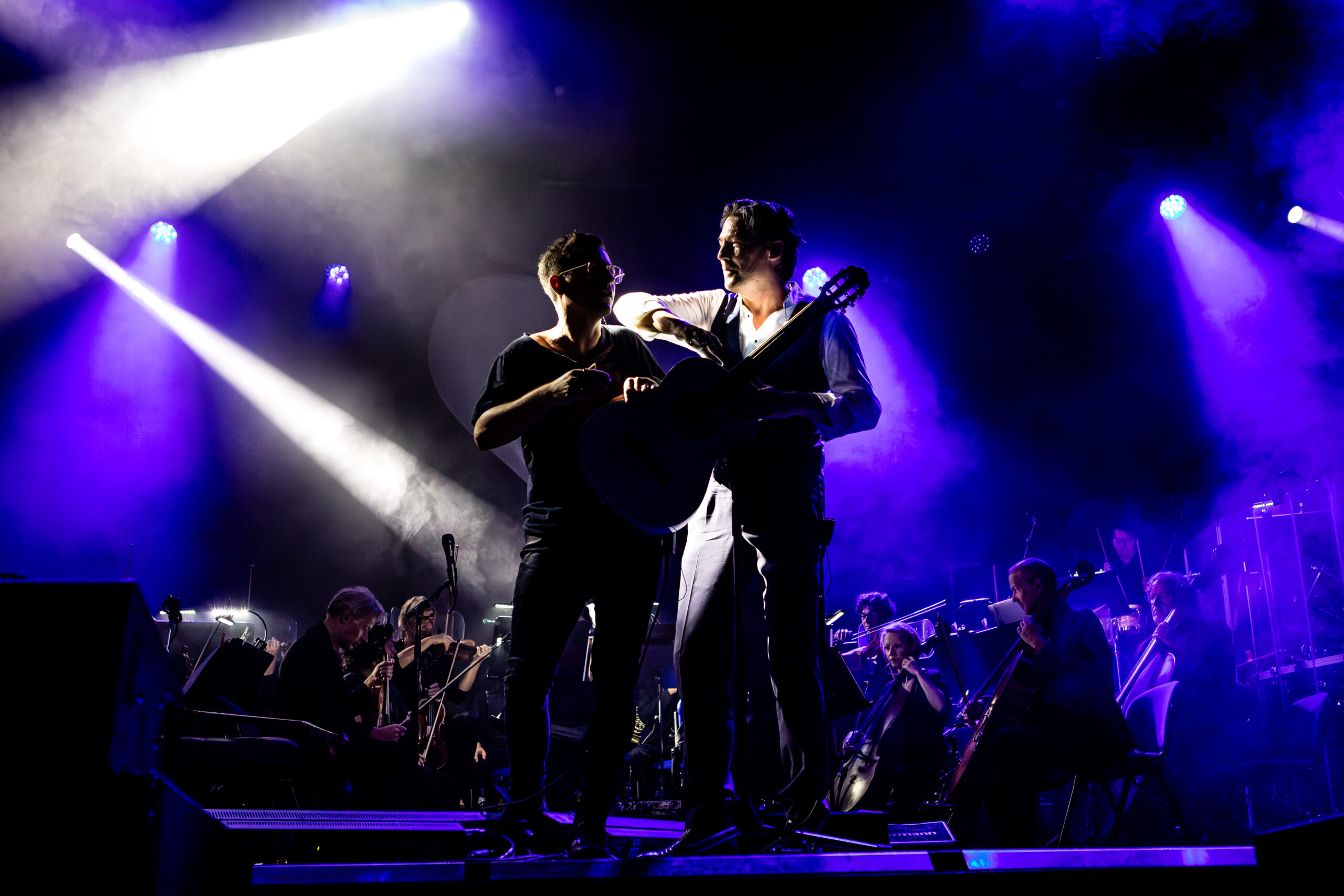 Alexander Kilian und Jan Pascal stehen mit Gitarren auf der Bühne