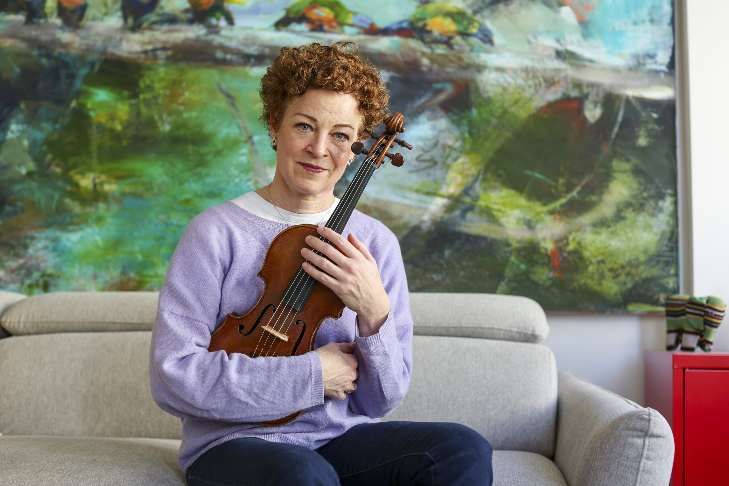 Die Geigerin Carolin Widmann mit ihrem fast 250 Jahre alten Instrument.