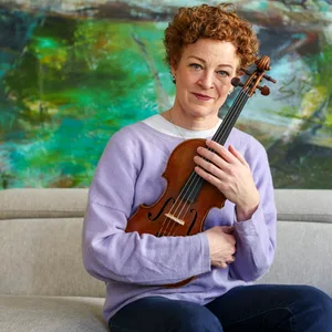 Die Geigerin Carolin Widmann mit ihrem fast 250 Jahre alten Instrument.