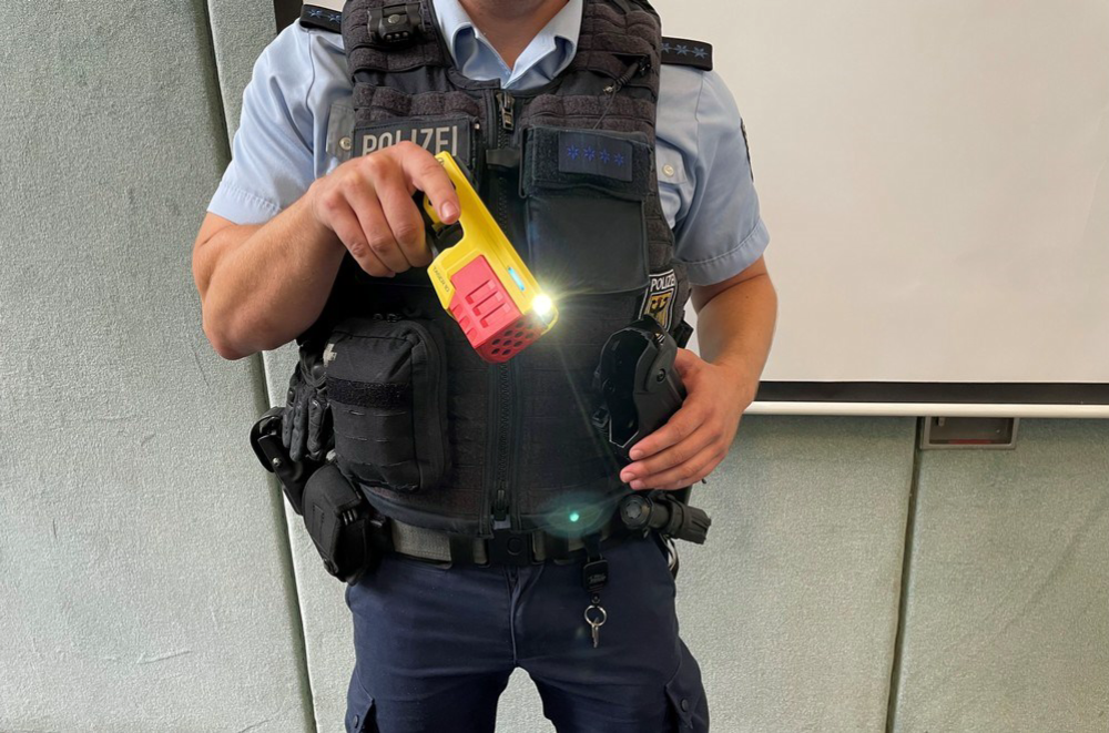 Der Taser unterscheidet sich farblich stark von der Dienstwaffe. In Hamburg trägt bereits jede Streife der Bundespolizei mindestens einen Taser.
