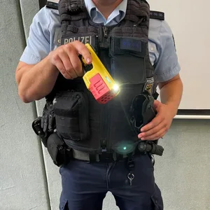 Der Taser unterscheidet sich farblich stark von der Dienstwaffe. In Hamburg trägt bereits jede Streife der Bundespolizei mindestens einen Taser.
