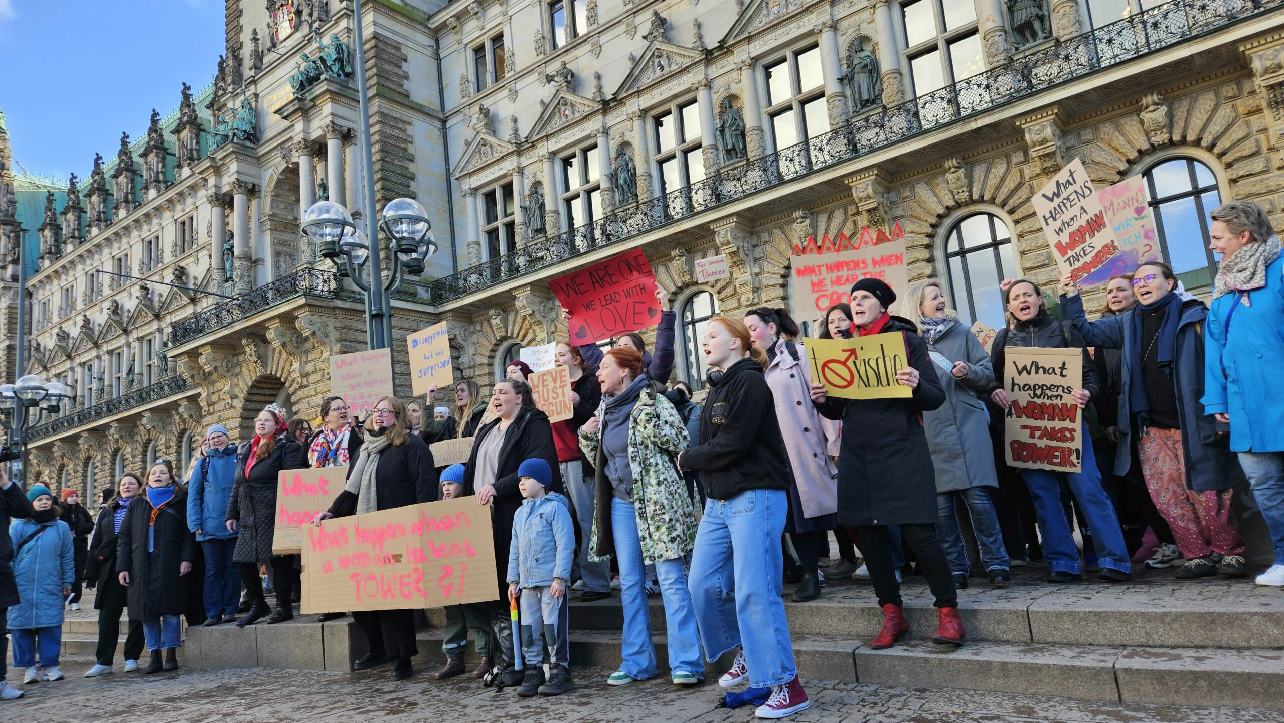 Demonstration gegen Gewalt gegen Frauen auf dem Hamburger Rathausmarkt.