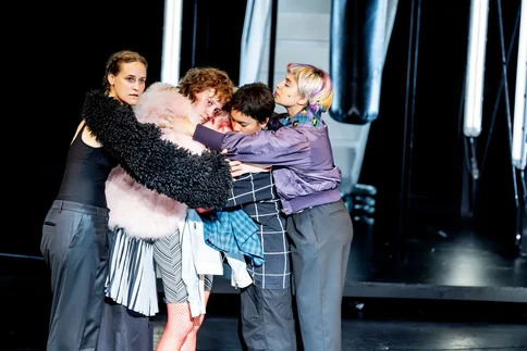 Szene aus dem Stück „Die Wut die bleibt” im Thalia Theater