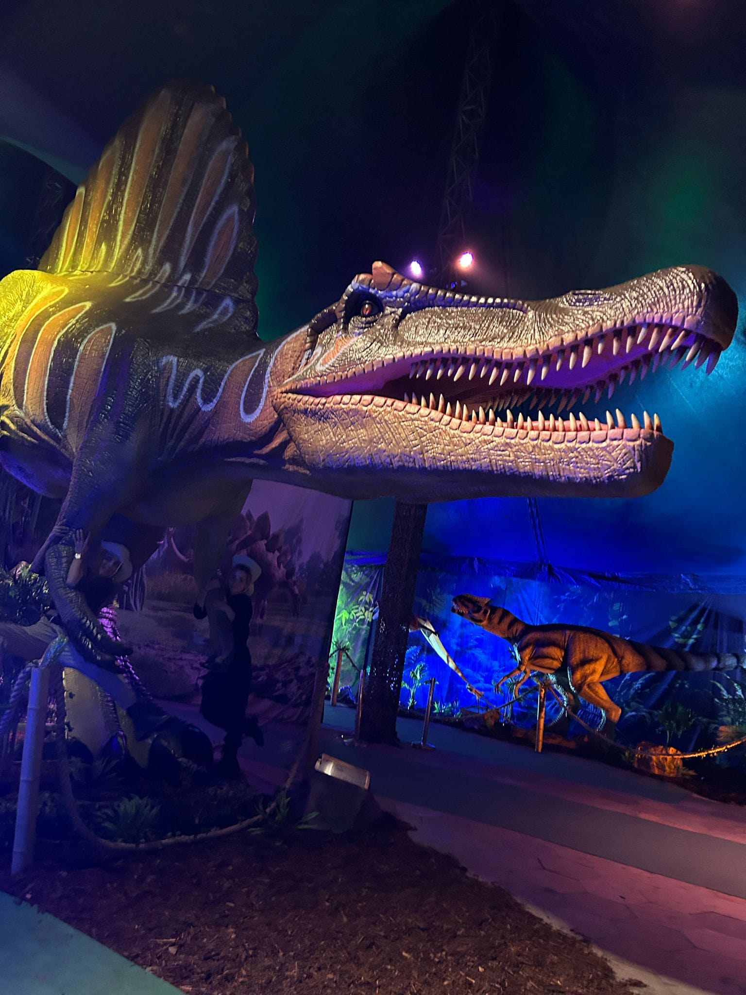 Ein meterhohes Modell eines Dinosauriers
