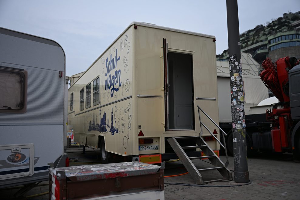 Ein Wagen, in dem die Kinder von Schaustellern Hausaufgabenhilfe bekommen, steht auf dem Dom-Gelände auf dem Heiligengeistfeld in Hamburg.