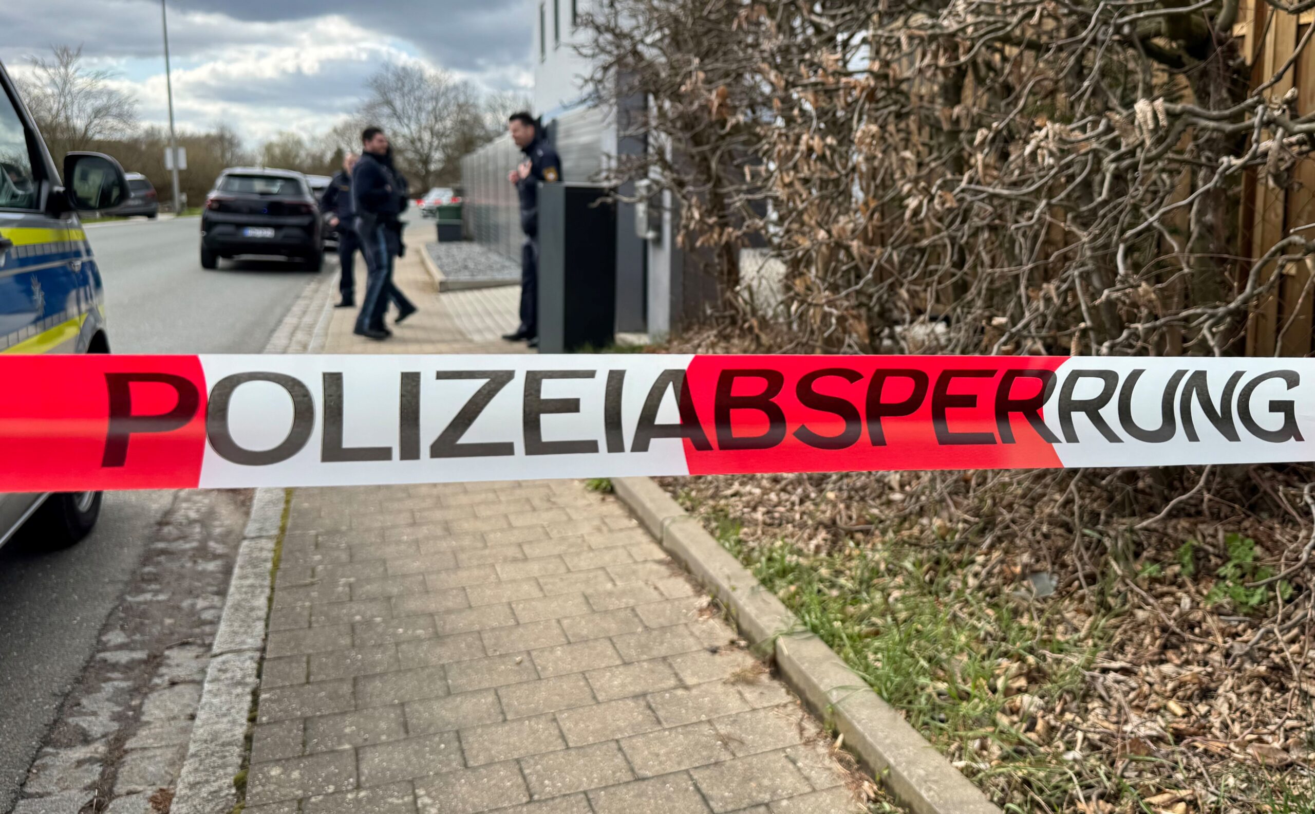 Polizisten vor dem Haus in Pommelsbrunn bei Nürnberg, in dem die Leichen eines Mannes, einer Frau und eines Kindes gefunden worden sind.