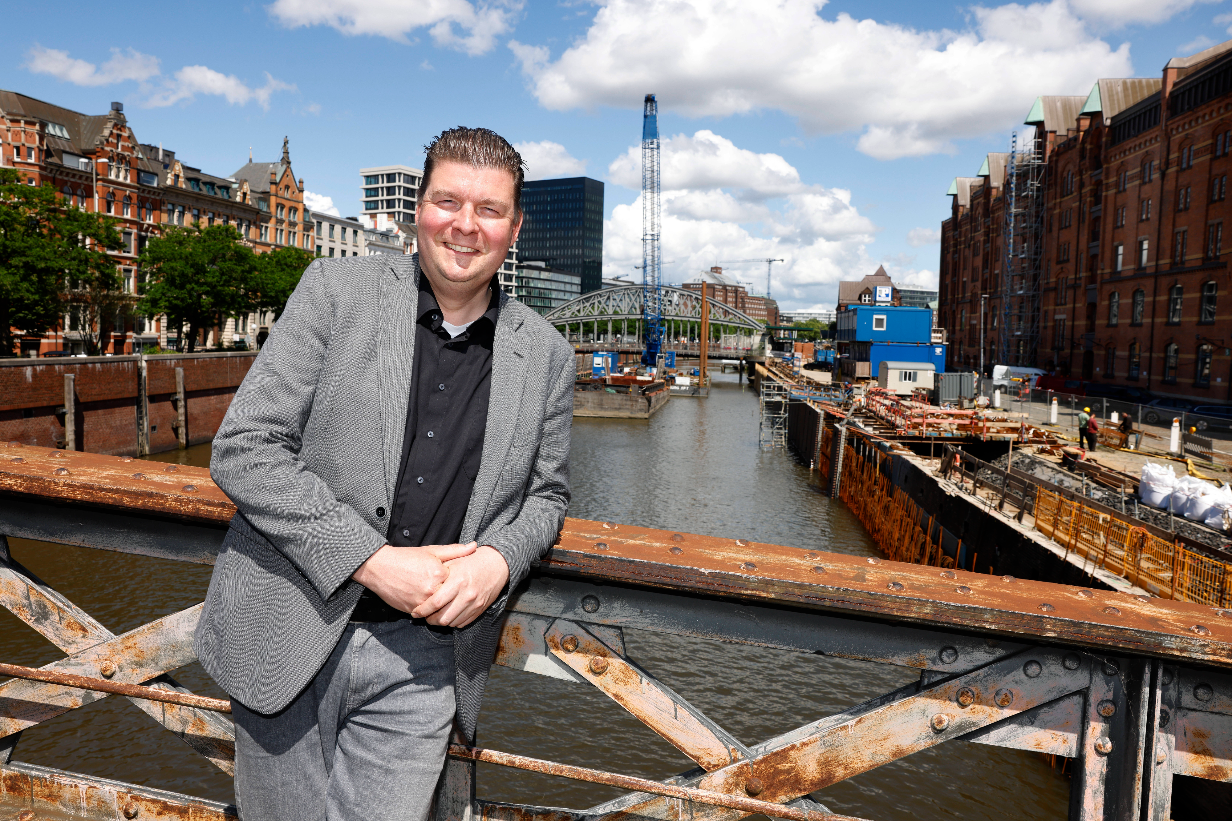 Finanzsenator Andreas Dressel (SPD) vor den Kaimauern der Speicherstadt. Die Kaimauern im Hafen unterliegen wiederum dem Geschäftsgeheimnis der HPA.