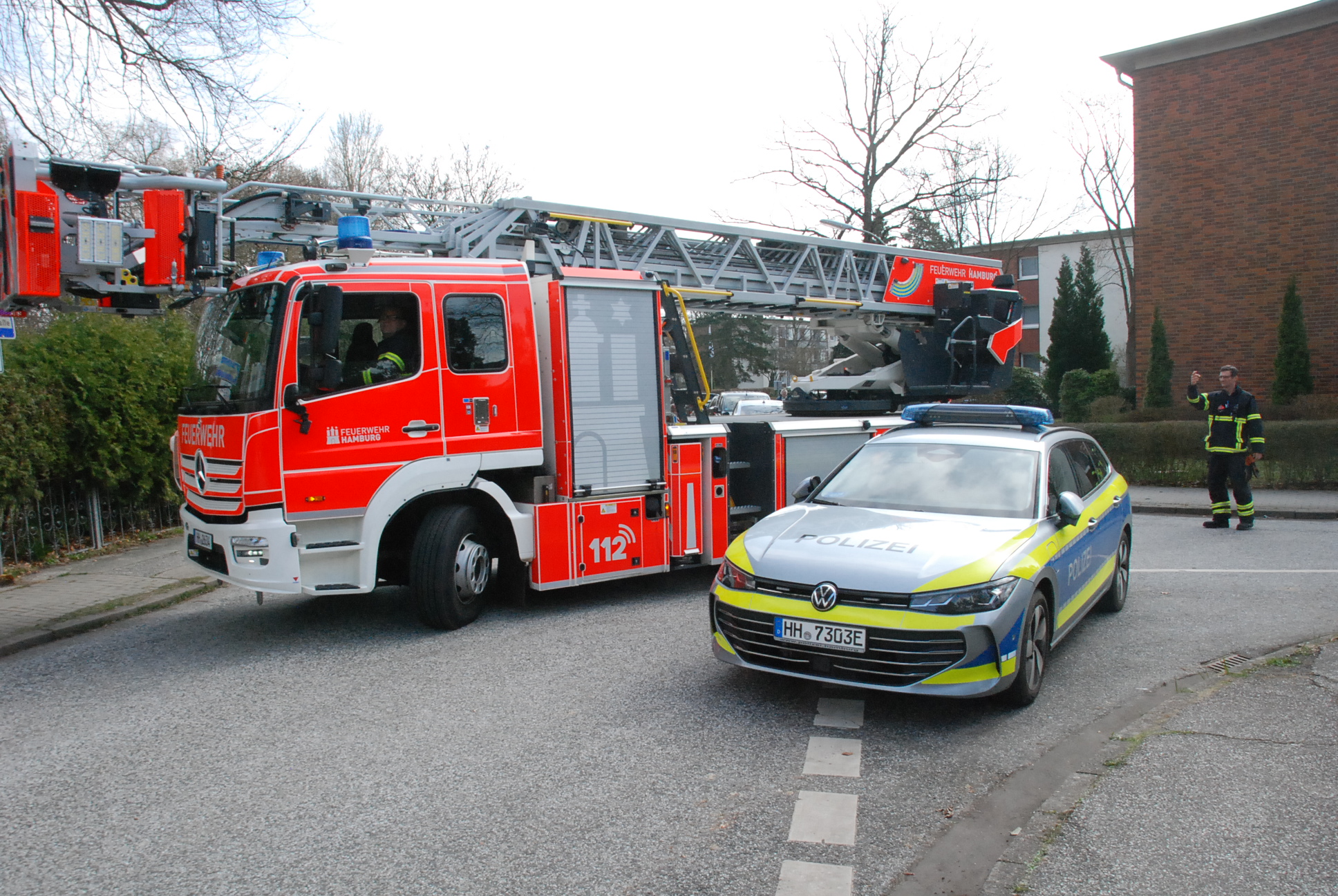 Fahrzeuge von Feuerwehr und Polizei am Einsatzort.
