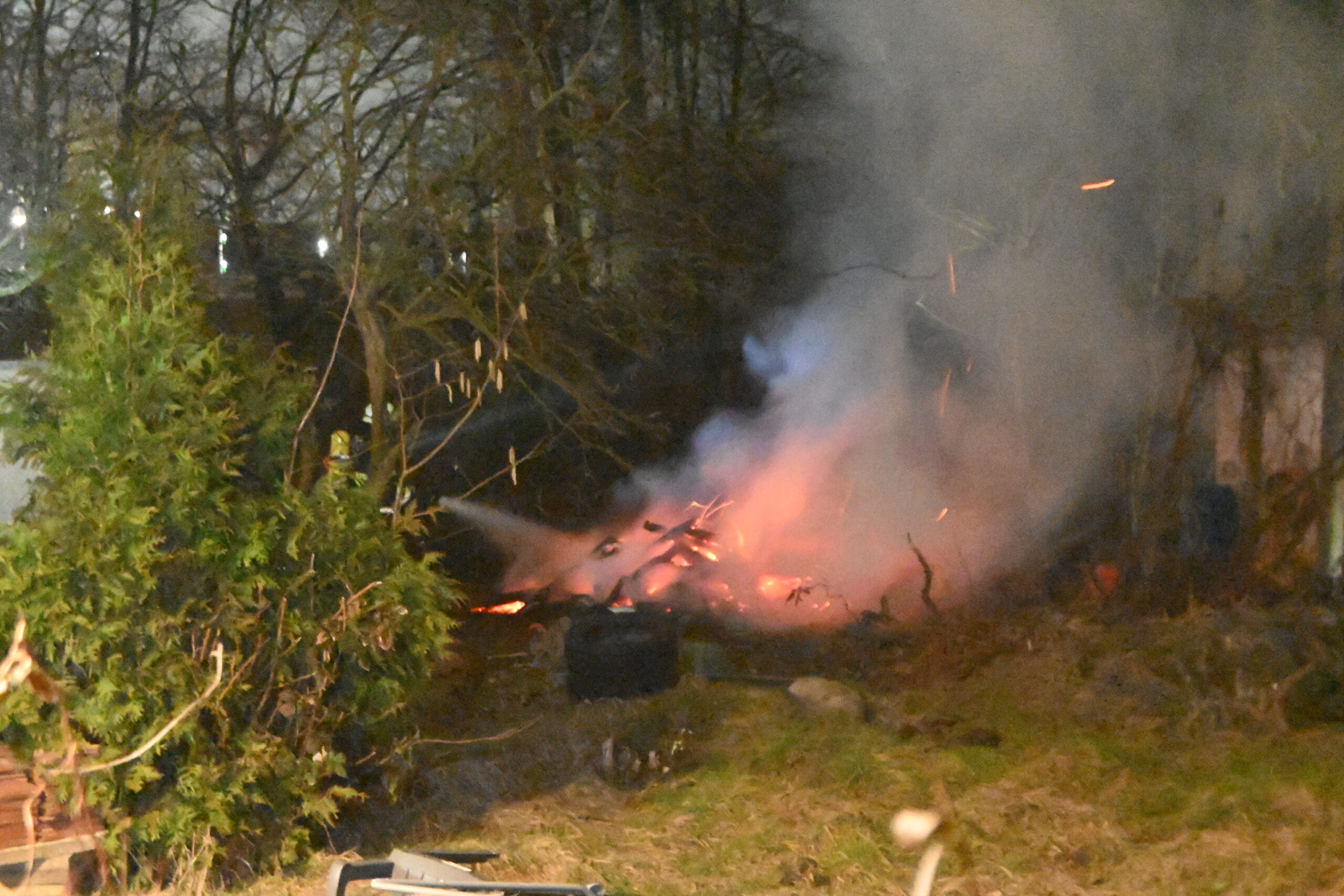 Die Feuerwehr löschte das Lagerfeuer.