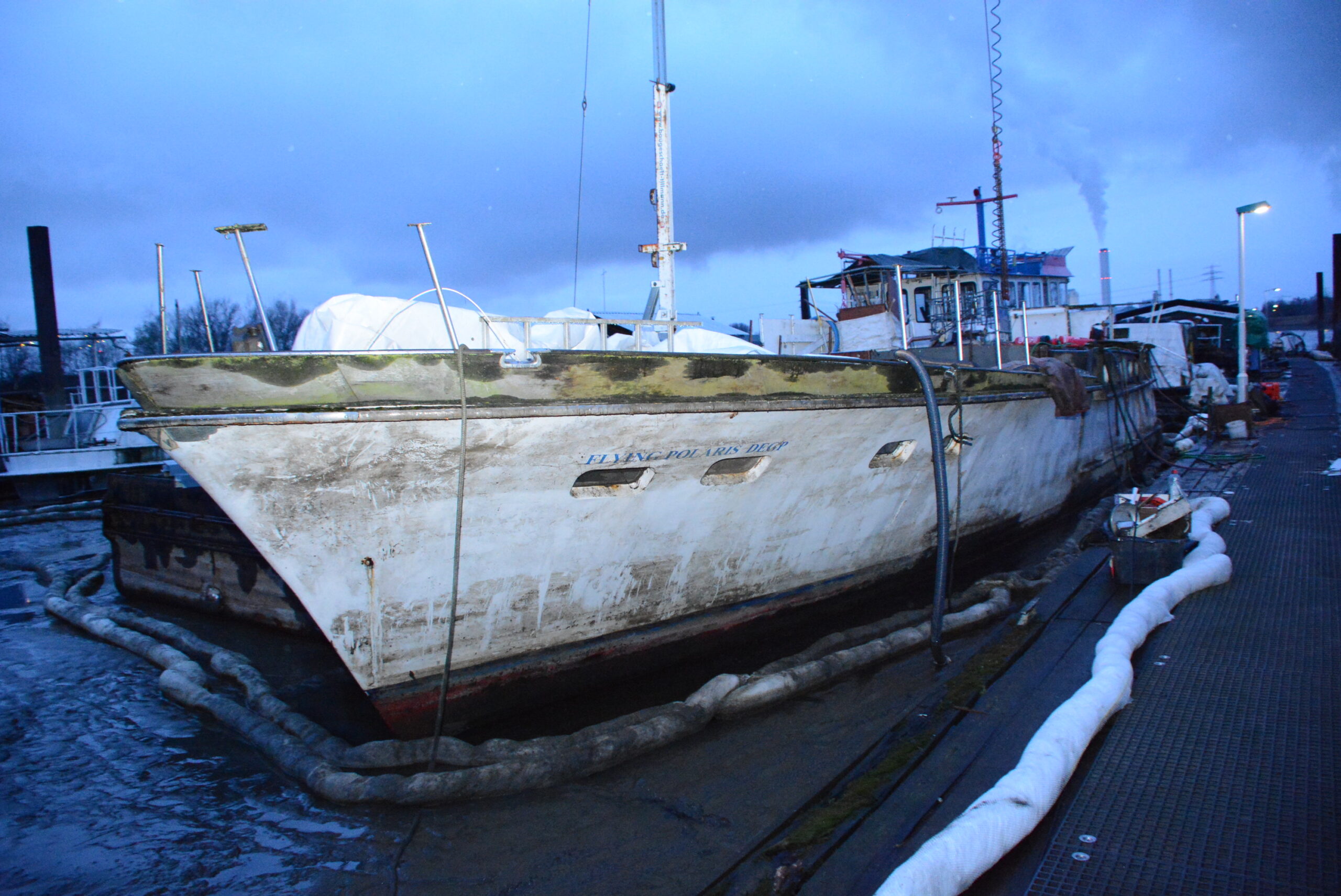 Funken bei Schweißarbeiten setzten das Boot in Moorfleet in Brand.