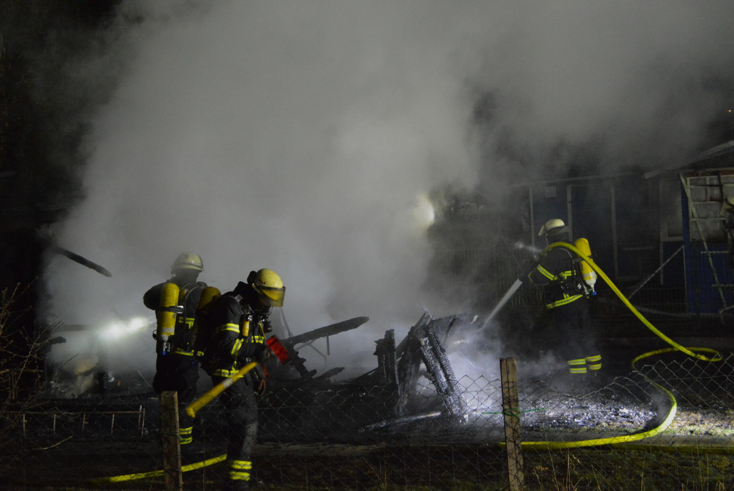 Die Gartenlaube brannte bei dem Feuer in Neuallermöhe komplett ab.