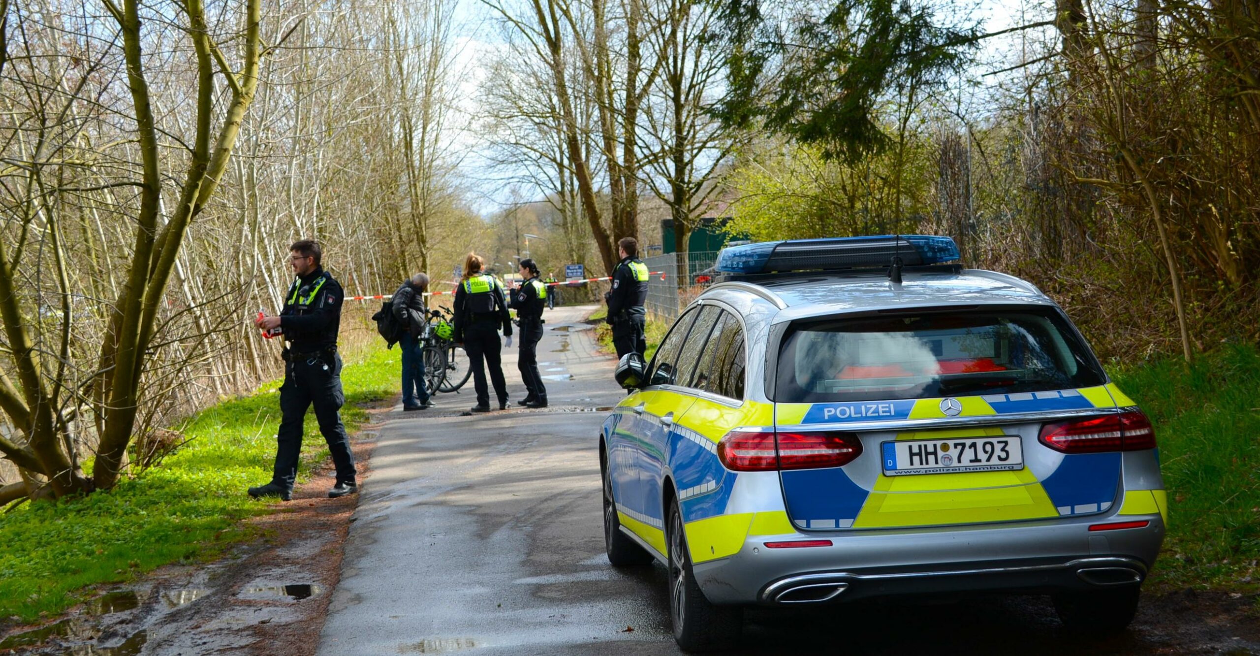An diesem Feldweg wurde die leblose Person gefunden.