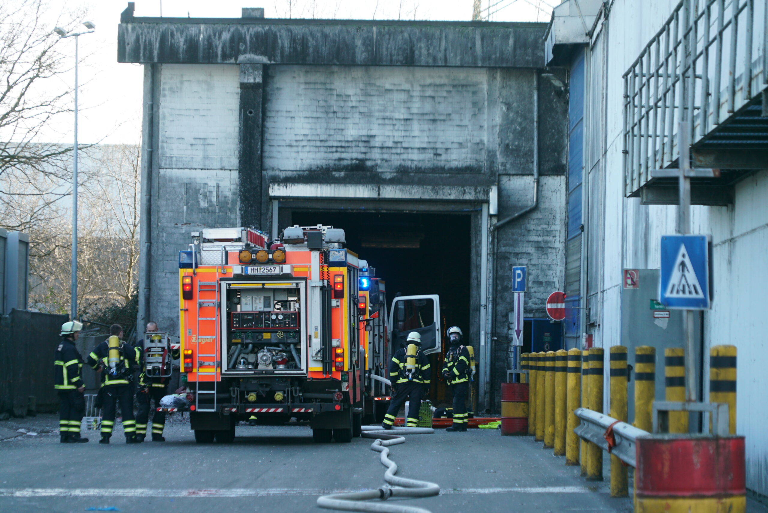 Bei einem Entsorgungsunternehmen in Billbrook brannte ein Schredder.