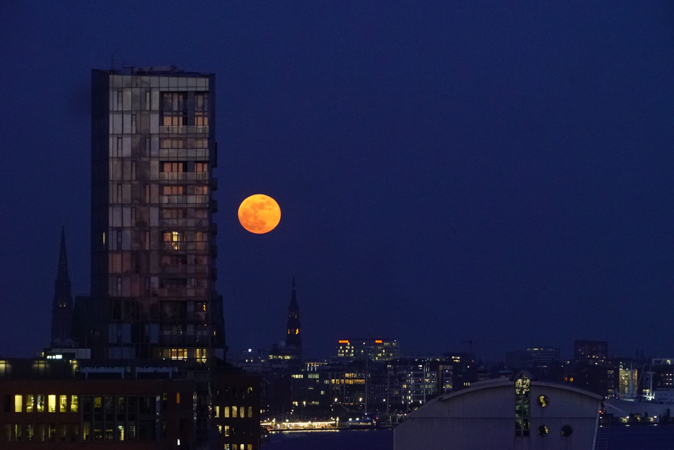Am Dienstagabend zeigte sich der Vollmond besonders hübsch über Hamburg.