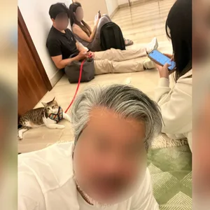 Eddie und seine Frau in der Tiefgarage, während sie die Warnungen abwarten