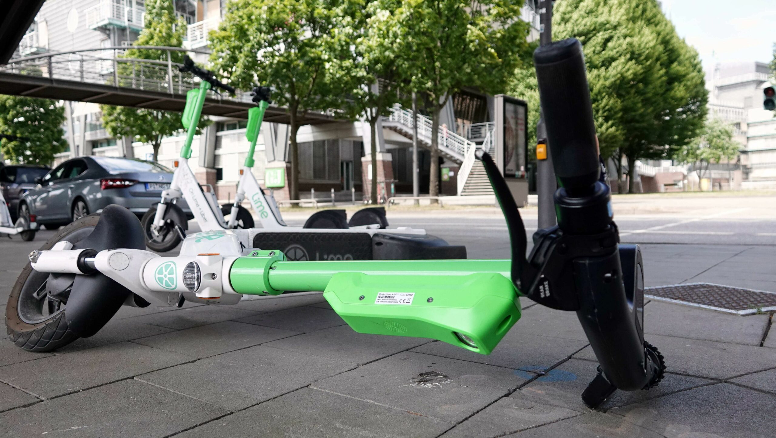 Ein E-Scooter liegt am Baumwall in Hamburg auf dem Gehweg.