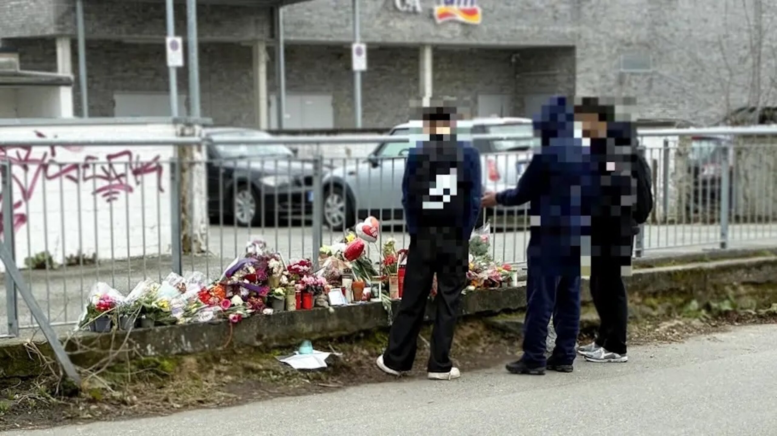 Jugendliche am Tatort in Eckernförde.