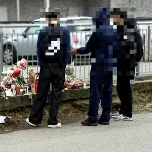 Jugendliche am Tatort in Eckernförde.