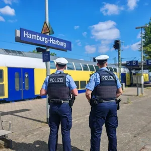 Am Bahnhof Harburg: Männer nehmen Abkürzung über die Gleise und lösen Zugsperrung aus