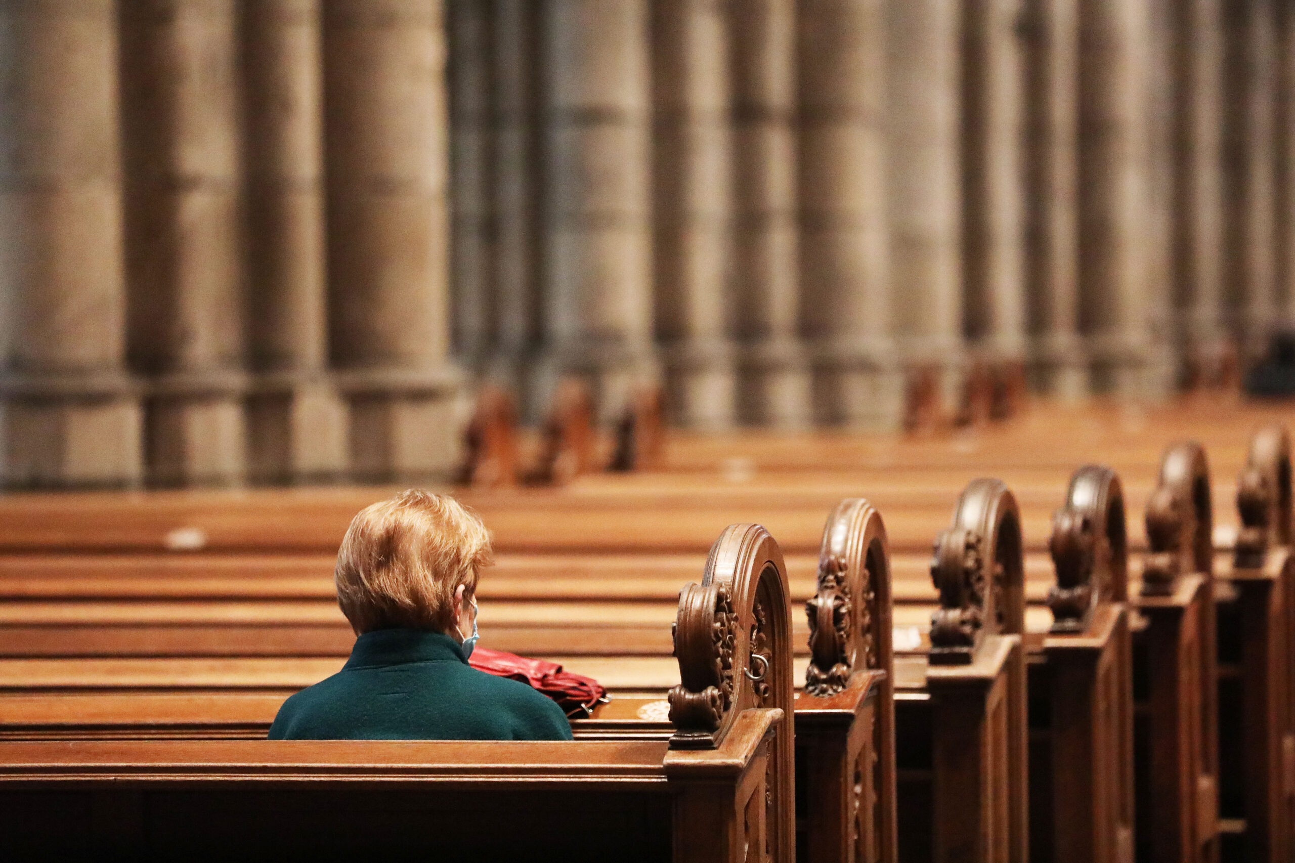 Eine Gläubige verfolgt den Gottesdienst im Dom.