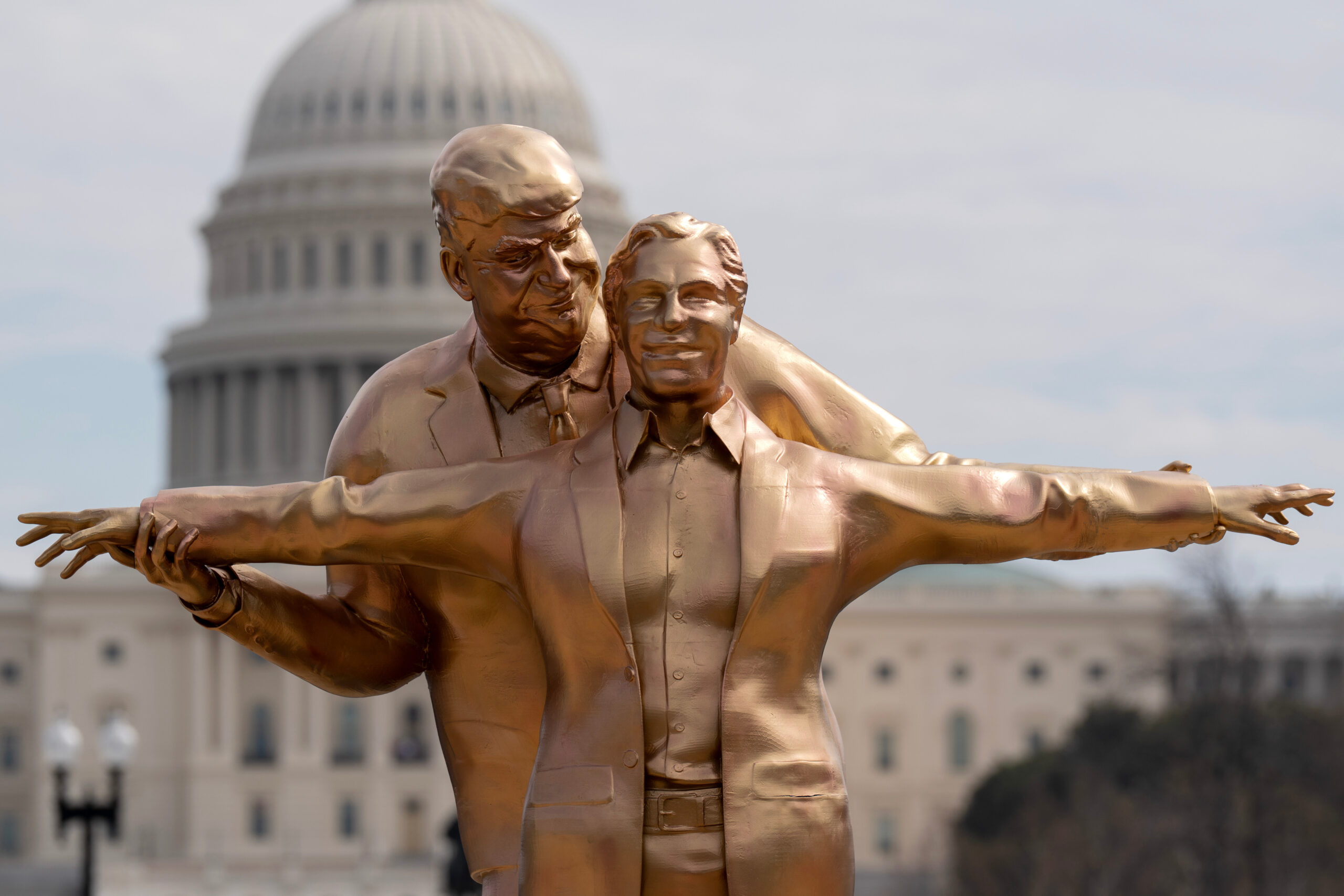 Eine Statue von Trump und Epstein in Titanic-Pose sorgt in Washington für Aufsehen.