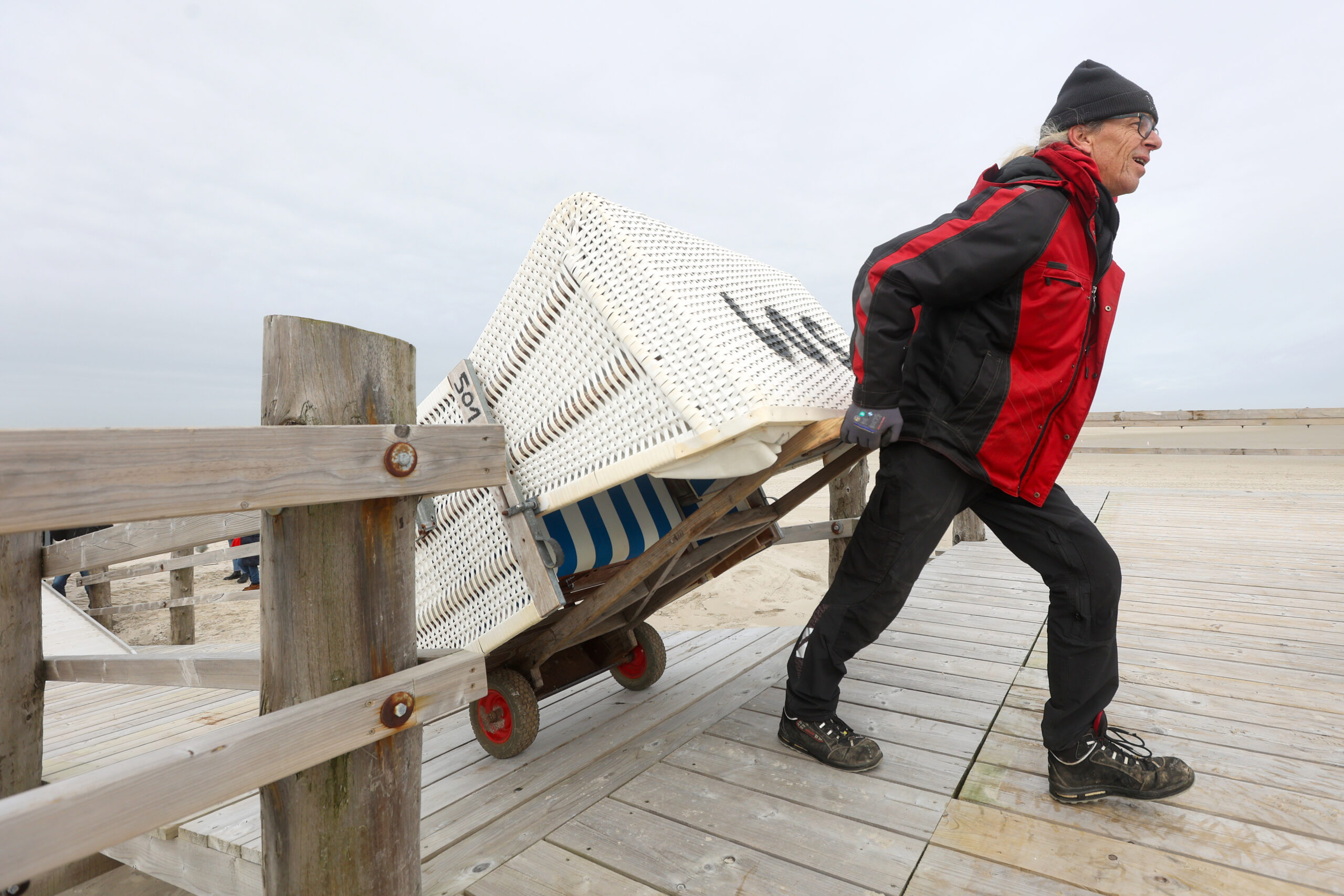 In St. Peter-Ording werden die ersten Strandkörbe für die Saisoneröffnung 2026 aufgestellt.
