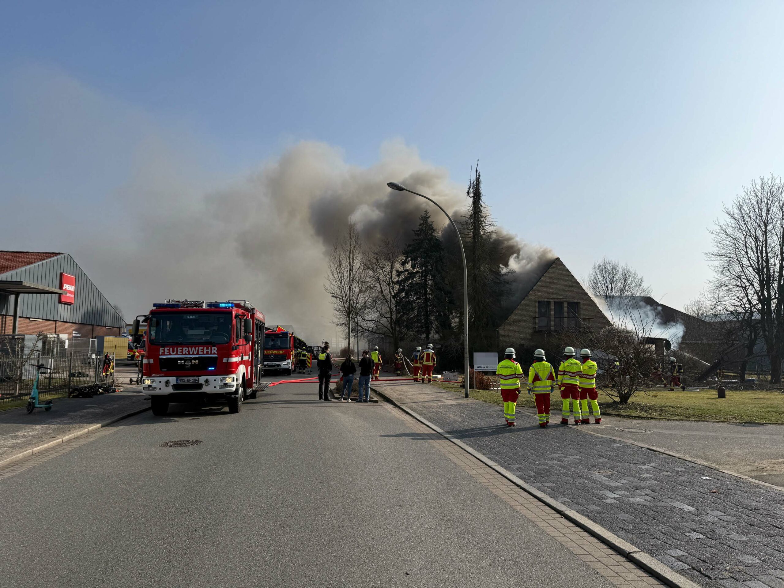 Erst brennt Dach dann Keller in Schule – zwei Großeinsätze der feuerwehr binnen einer Stunde in Neumünster