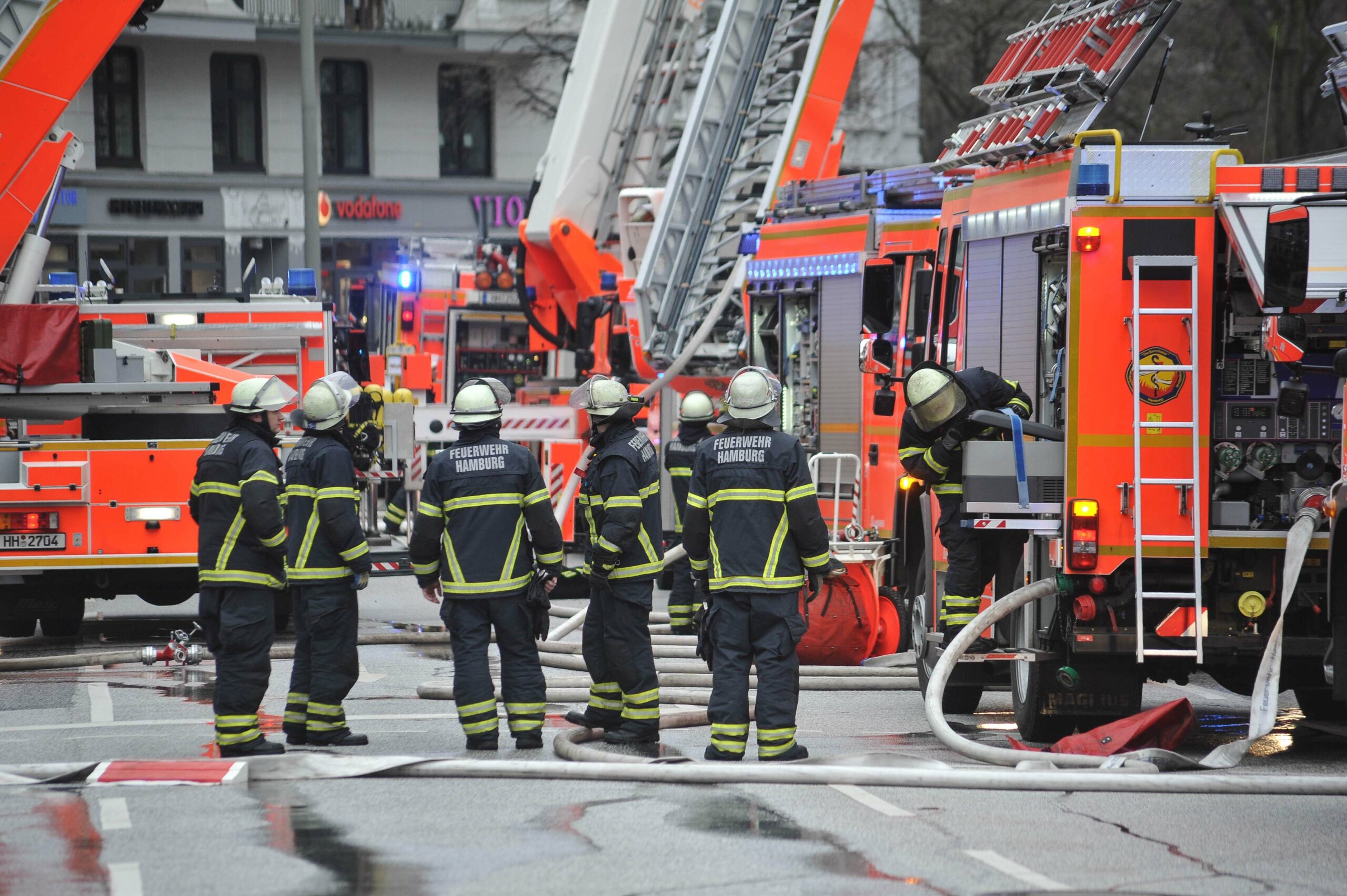 Rund 60 Kräfte der Feuerwehr waren in Bahrenfeld im Einsatz. (Symbolfoto)