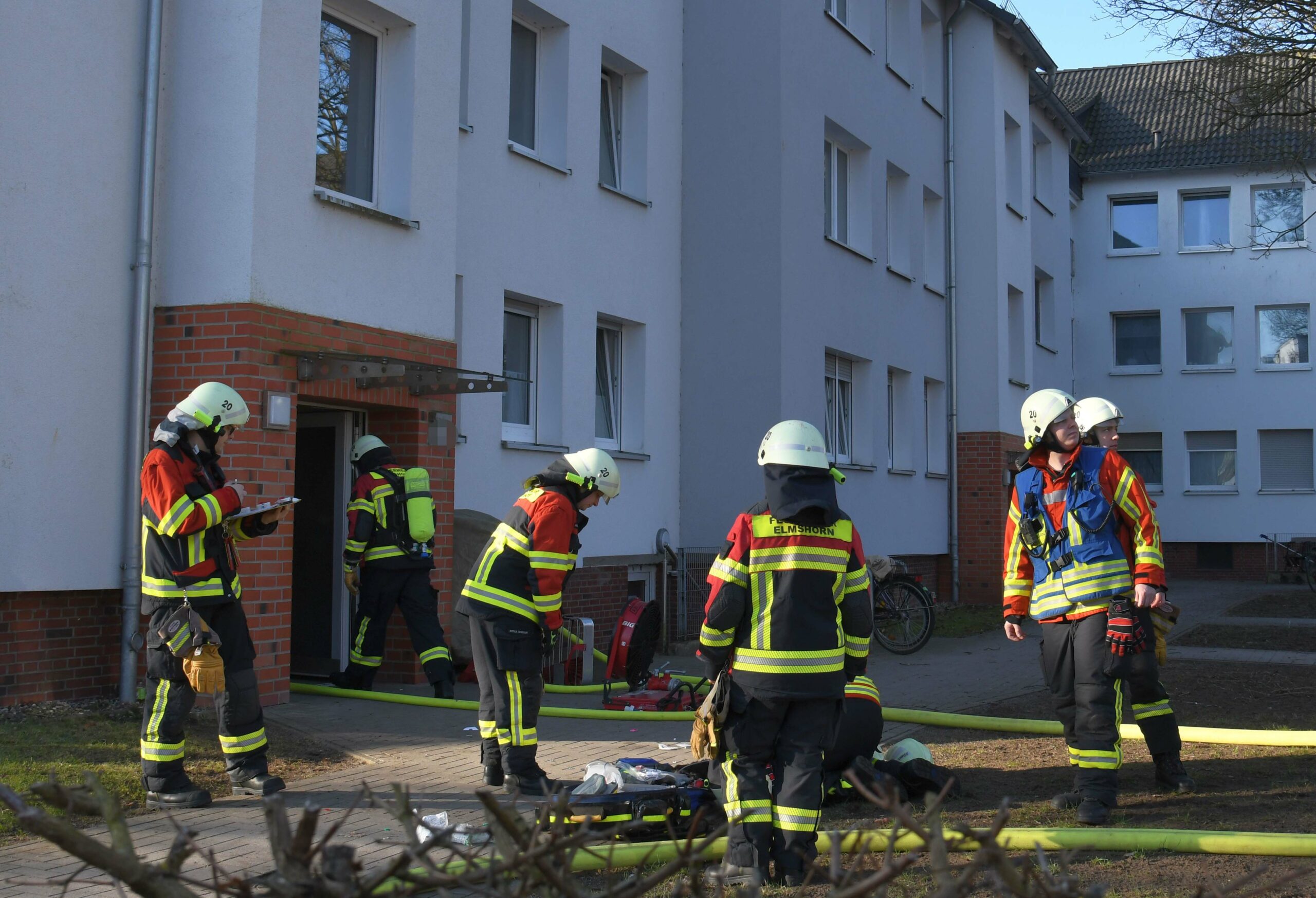 Rettungskräfte vor einem Mehrfamilienhaus