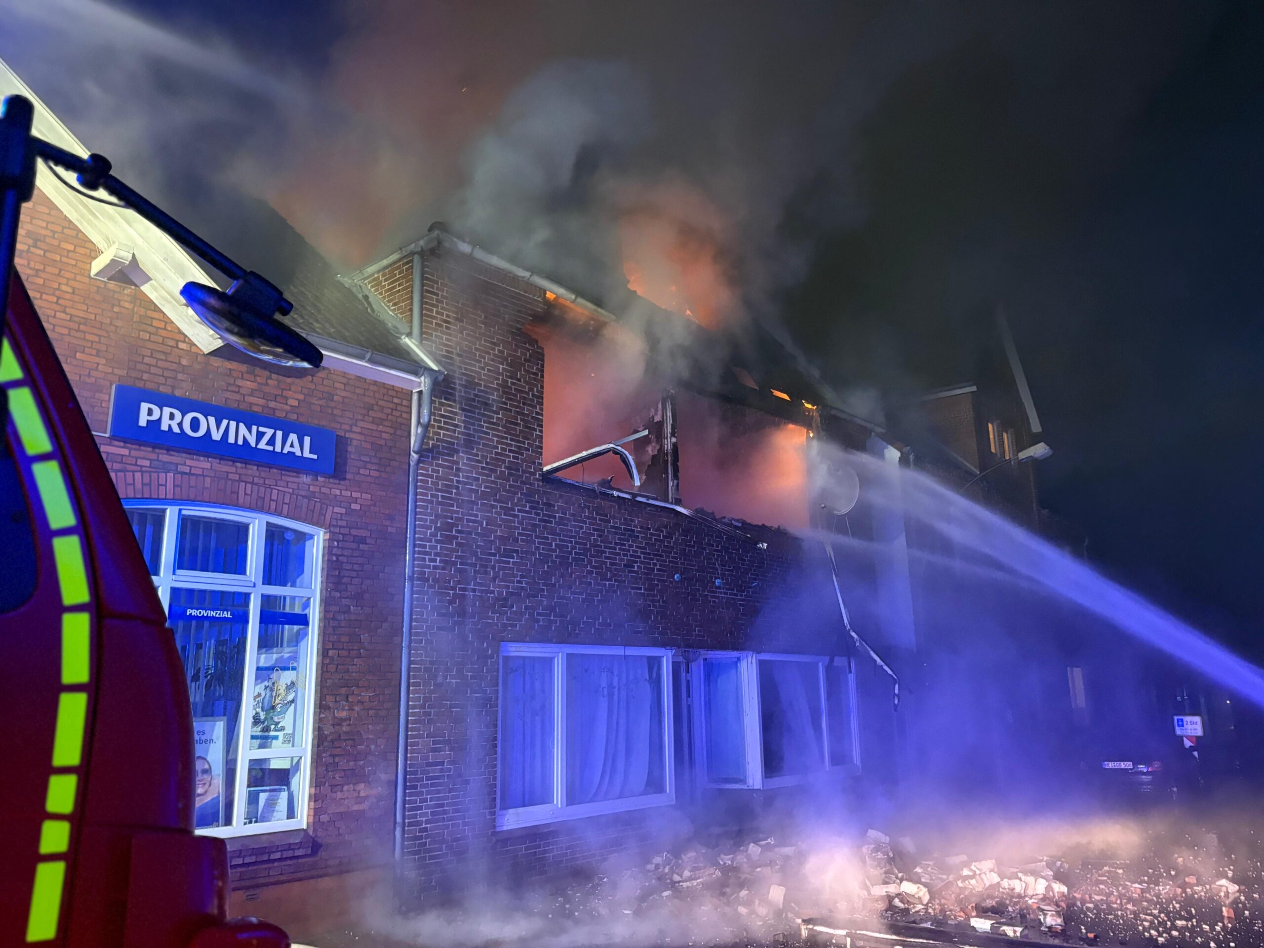 Großbrand in Wesselburen: Löschstrahl in brennendes Wohnhaus