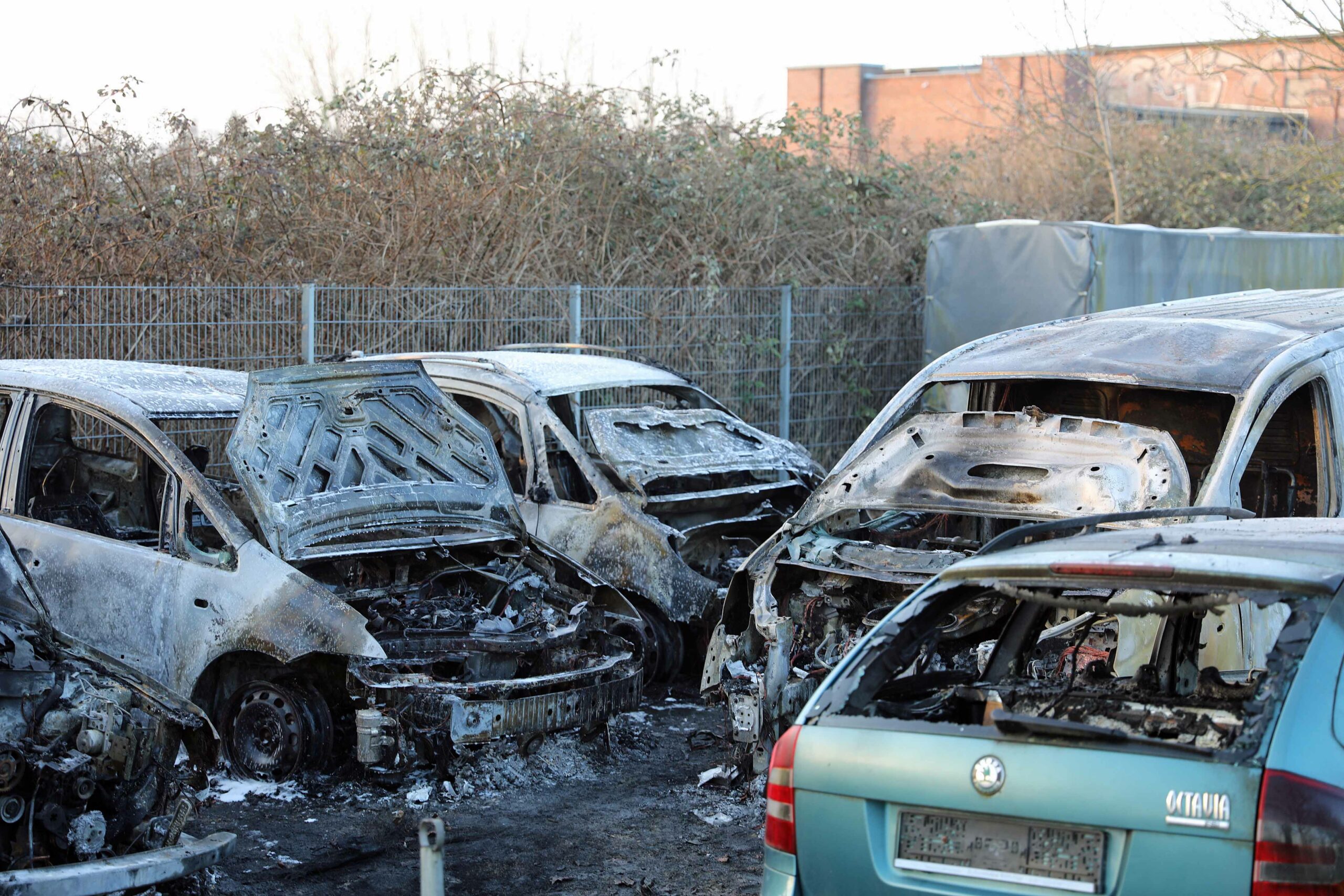 In der Nacht zum Montag haben mehrere Autos bei einem Gebrauchtwarenhändler in Rostock gebrannt.