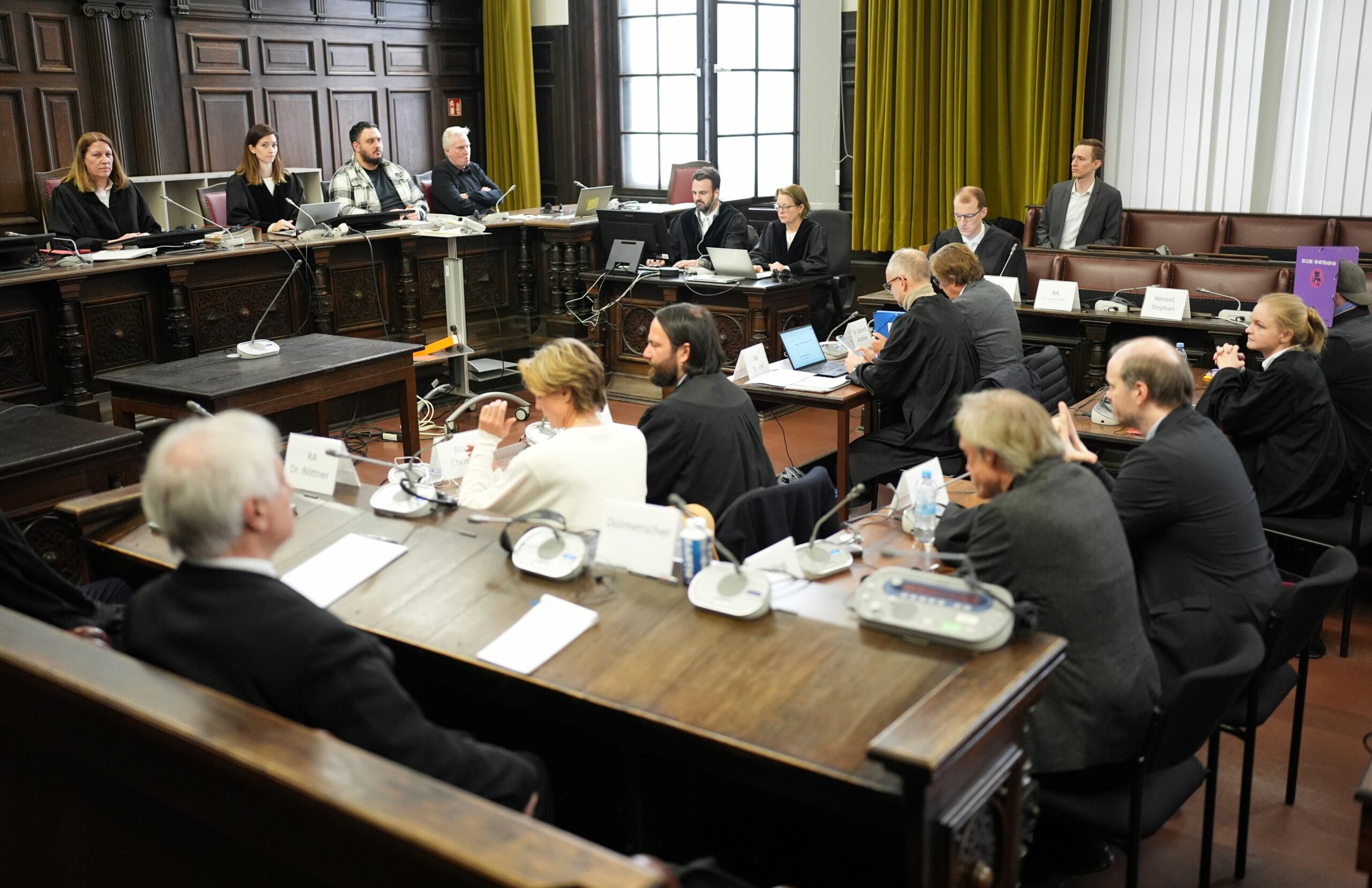 Richterin Isabel Hildebrandt (hinten l.) mit den Prozessbeteiligten im Landgericht Hamburg.
