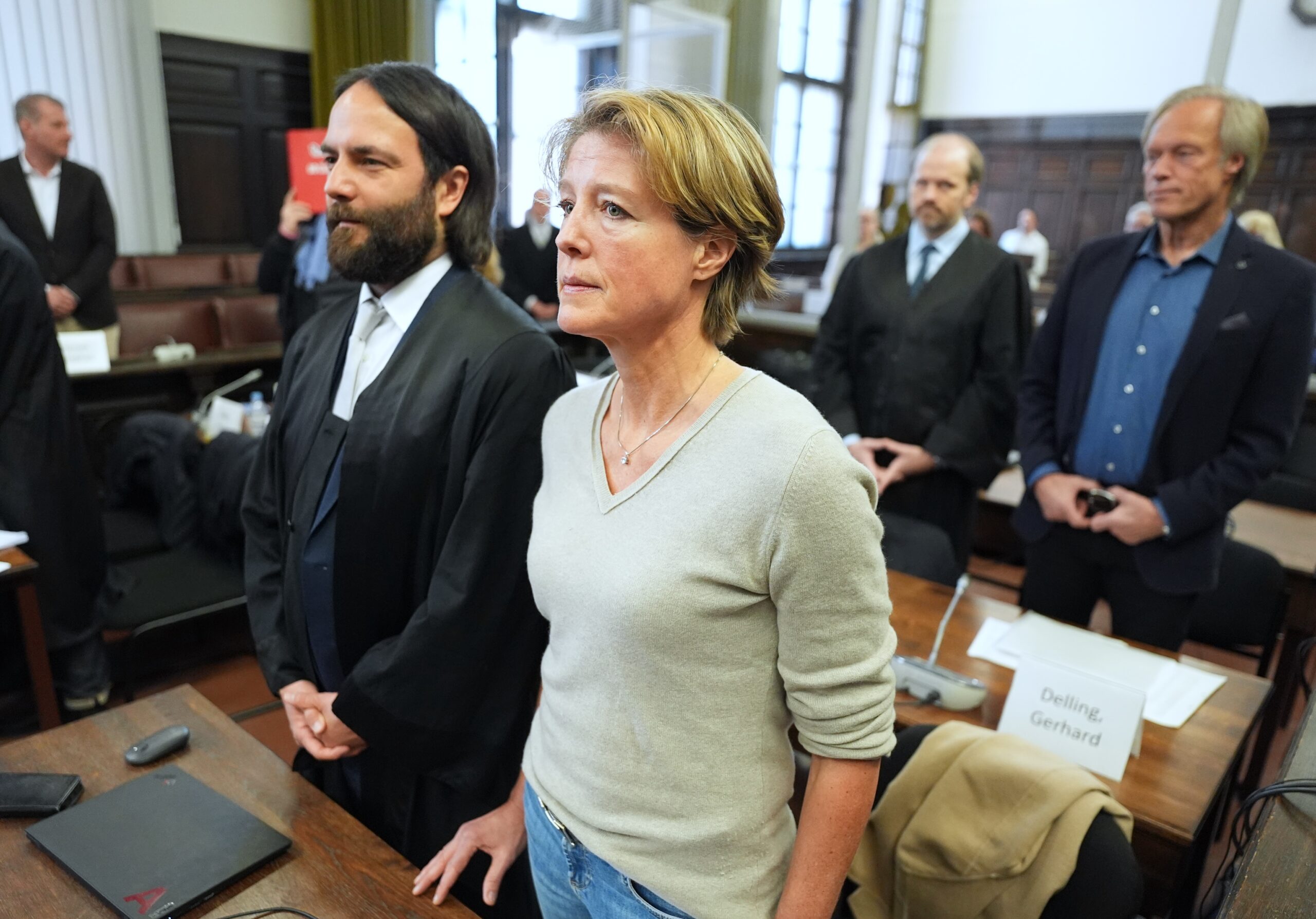 Christina Block mit ihrem Verteidiger Ingo Bott: links im Hintergrund ihr Exmann Stefan Hensel, rechts ihr Lebensgefährte Gerhard Delling mit seinem Anwalt David Rieks.