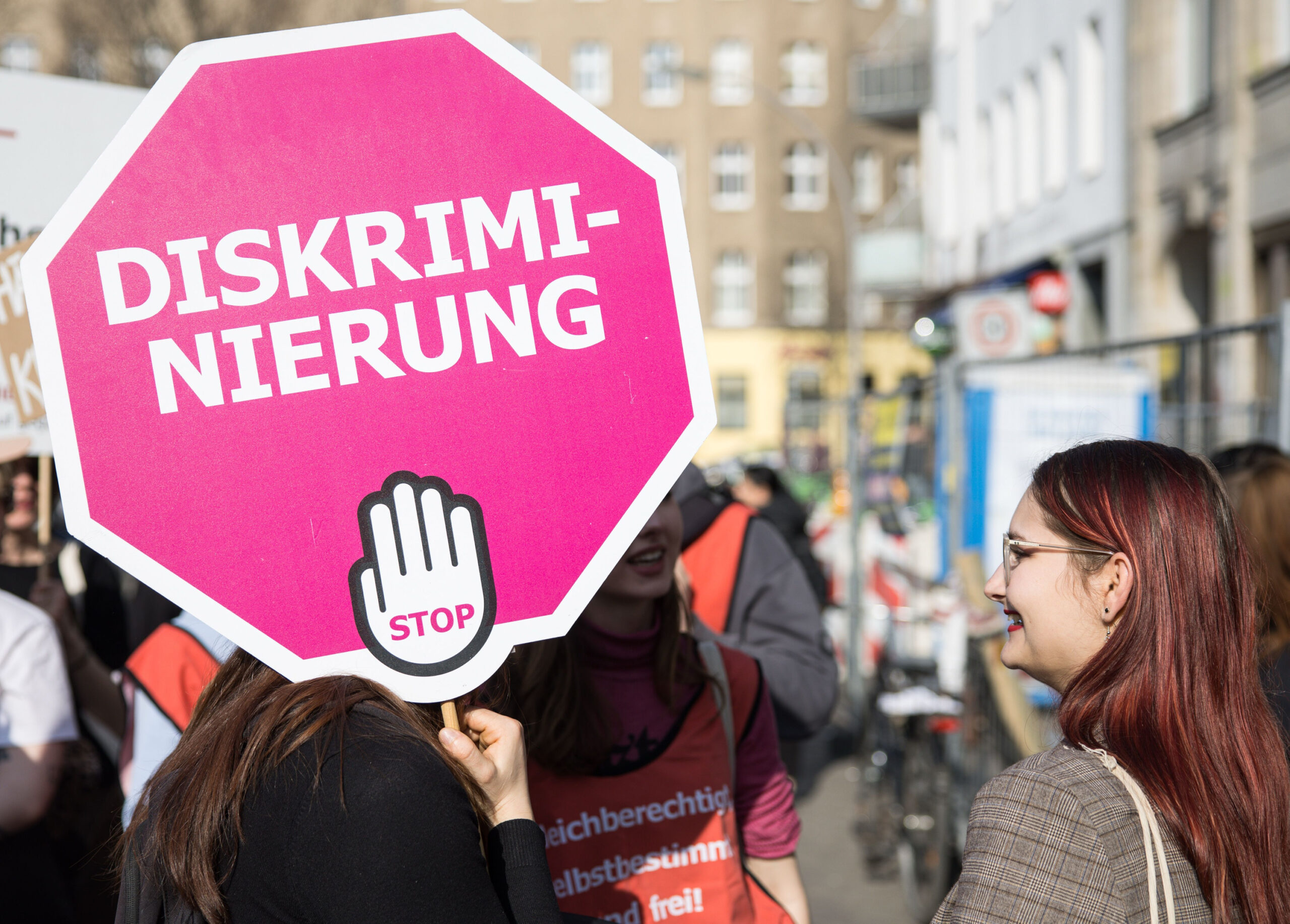 Demo für Frauenrechte, auf einem Schild steht Stop Diskriminierung