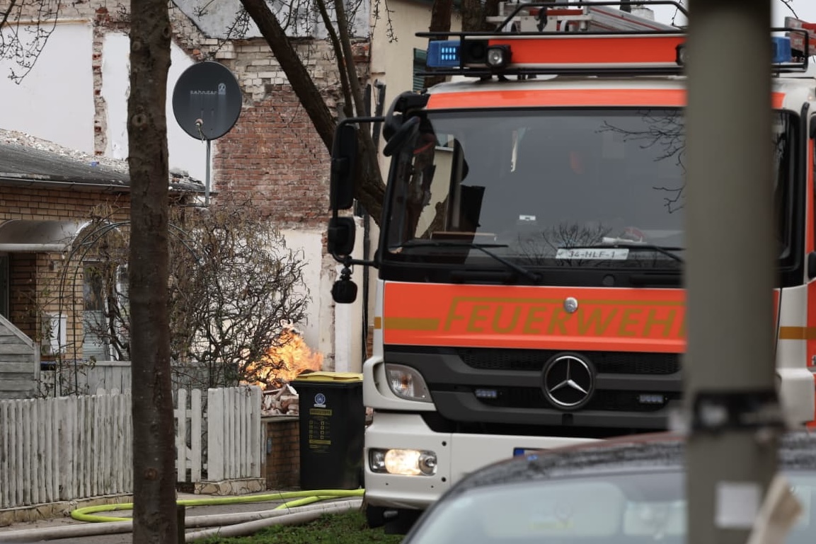 Gasleitung beschädigt: Flammen schlagen aus der Baugrube in Wilhelmsburg.